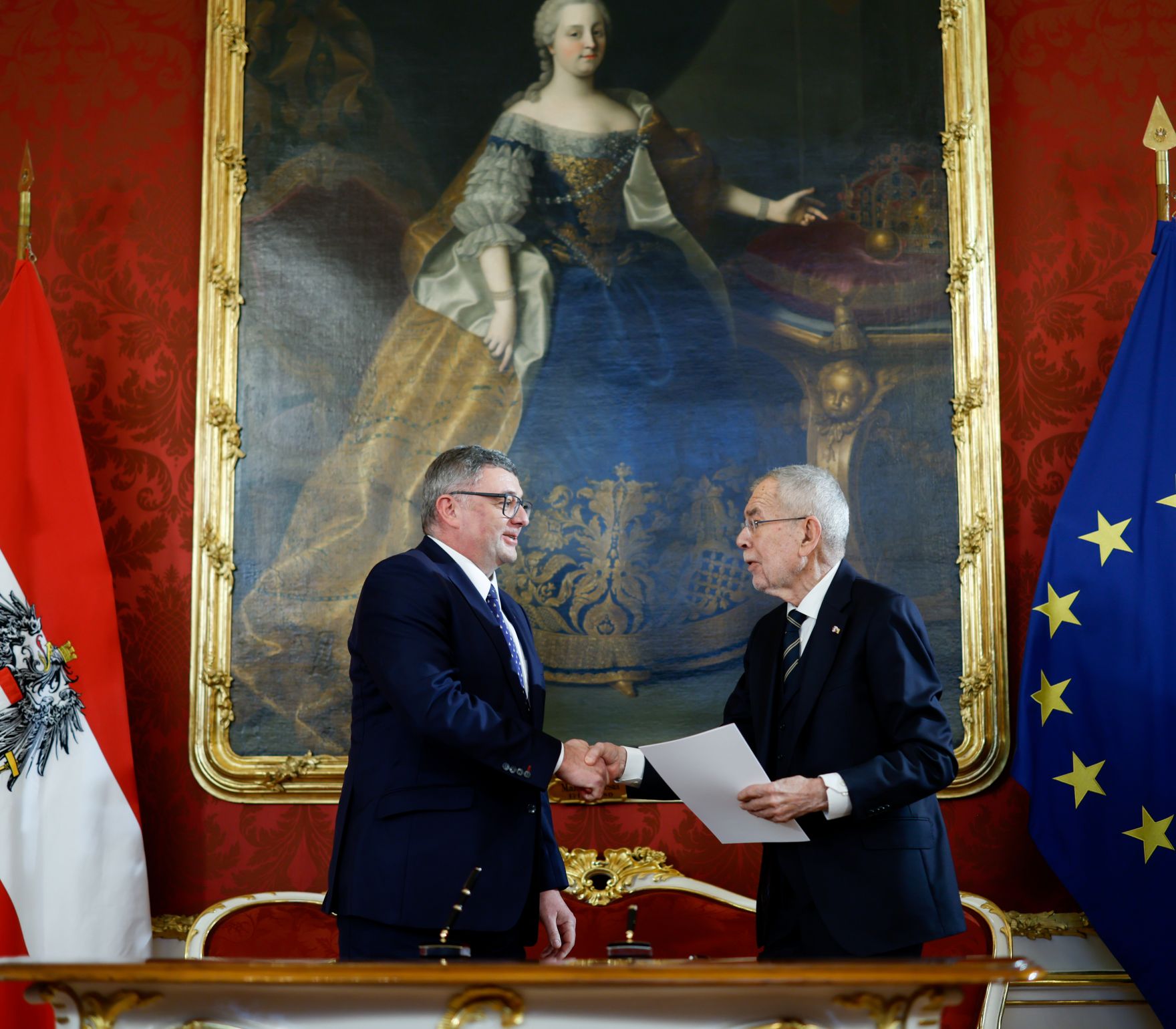 Am 3. M&auml;rz 2025 wurde die neue Bundesregierung von Bundespr&auml;sident Alexander Van der Bellen (r.) in der Pr&auml;sidentschaftskanzlei angelobt. Im Bild Staatssekret&auml;r J&ouml;rg Leichtfried (l.).