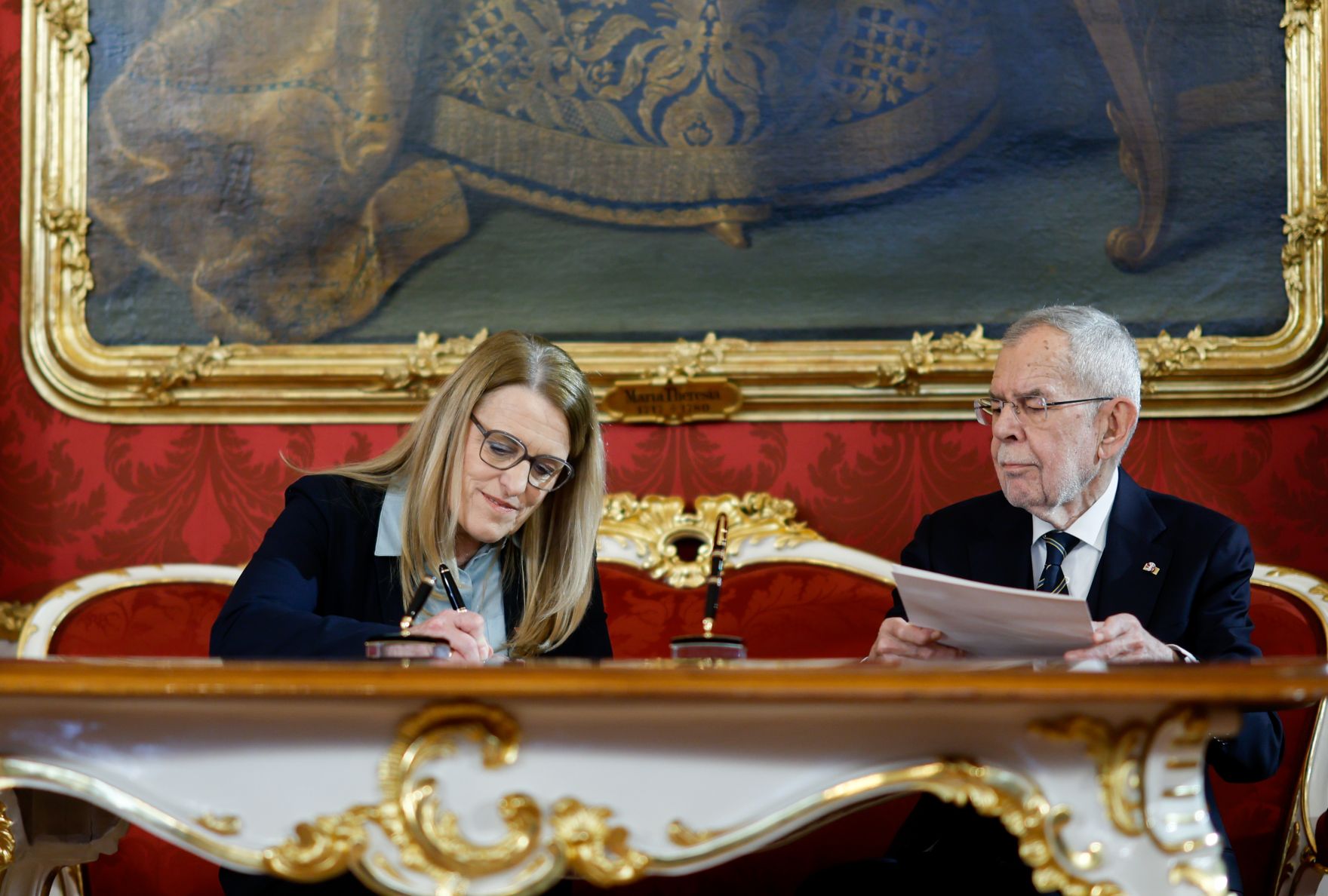 Am 3. M&auml;rz 2025 wurde die neue Bundesregierung von Bundespr&auml;sident Alexander Van der Bellen (r.) in der Pr&auml;sidentschaftskanzlei angelobt. Im Bild Staatssekret&auml;r Staatssekret&auml;rin Ulrike K&ouml;nigsberger-Ludwig (l.).