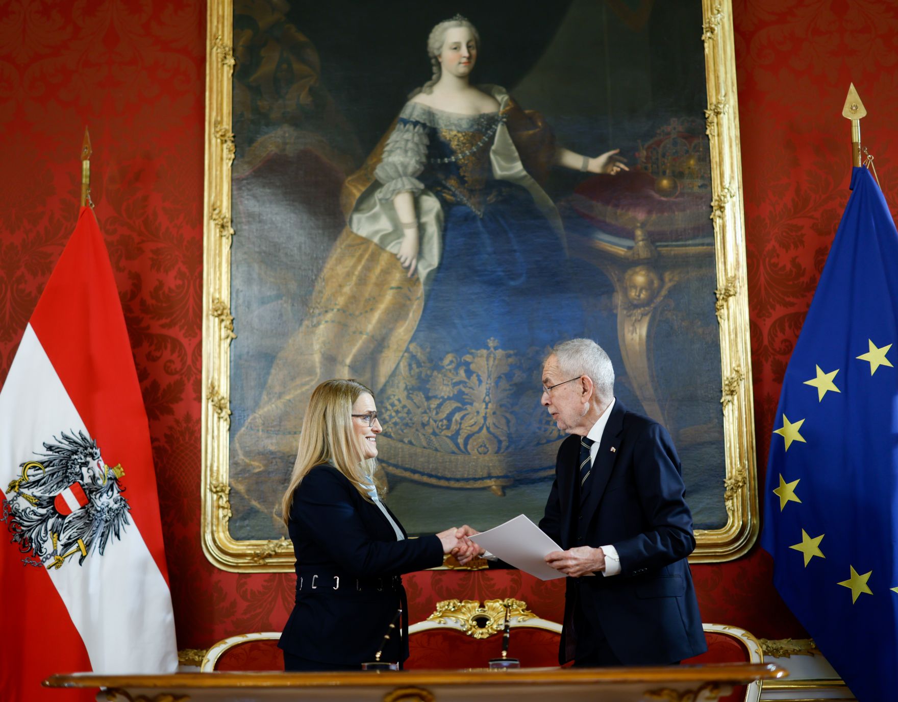 Am 3. M&auml;rz 2025 wurde die neue Bundesregierung von Bundespr&auml;sident Alexander Van der Bellen (r.) in der Pr&auml;sidentschaftskanzlei angelobt. Im Bild Staatssekret&auml;r Staatssekret&auml;rin Ulrike K&ouml;nigsberger-Ludwig (l.).