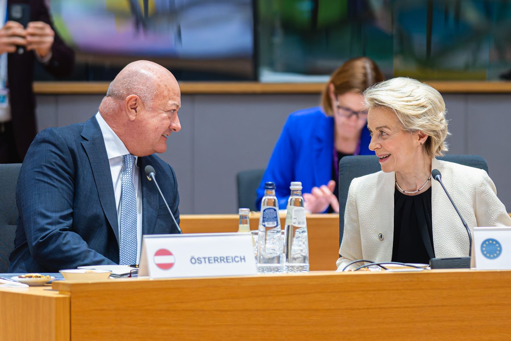 Am 6. M&auml;rz 2025 nahm Bundeskanzler Christian Stocker (l.) am EU-Sondergipfel teil. Im Bild mit Ursula von der Leyen (r.), die Pr&auml;sidentin der Europ&auml;ischen Kommission.