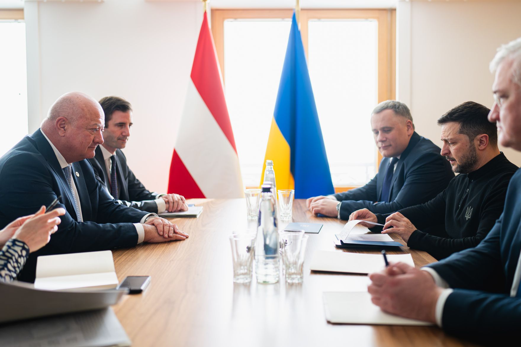Am 6. M&auml;rz 2025 nahm Bundeskanzler Christian Stocker (l.) am EU-Sondergipfel teil. Im Bild bei einem Arbeitsgespr&auml;ch mit dem ukrainischen Pr&auml;sidenten Wolodymyr Selenskyj (r.).