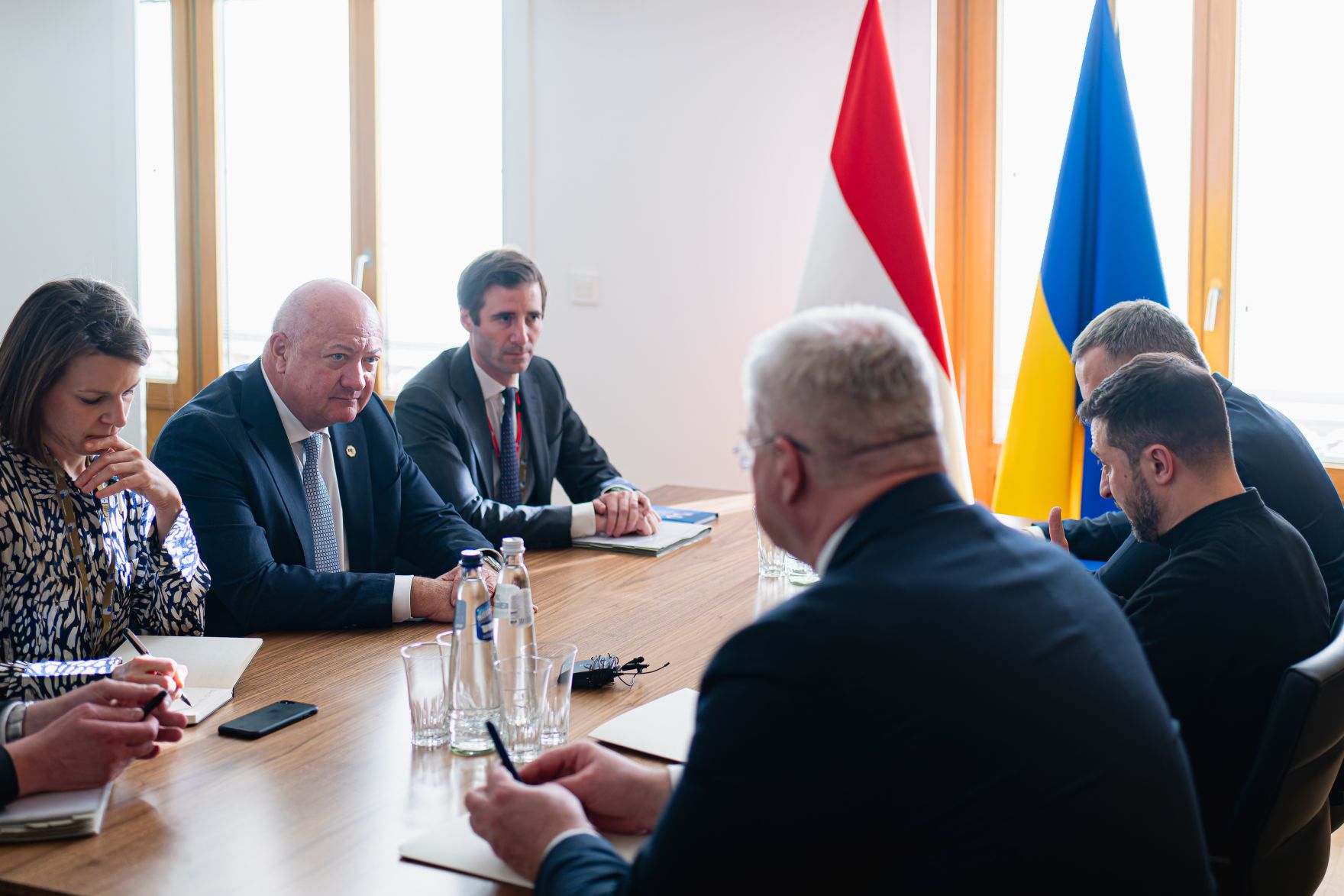 Am 6. M&auml;rz 2025 nahm Bundeskanzler Christian Stocker (2.v.l.) am EU-Sondergipfel teil. Im Bild bei einem Arbeitsgespr&auml;ch mit dem ukrainischen Pr&auml;sidenten Wolodymyr Selenskyj (2.v.r.).