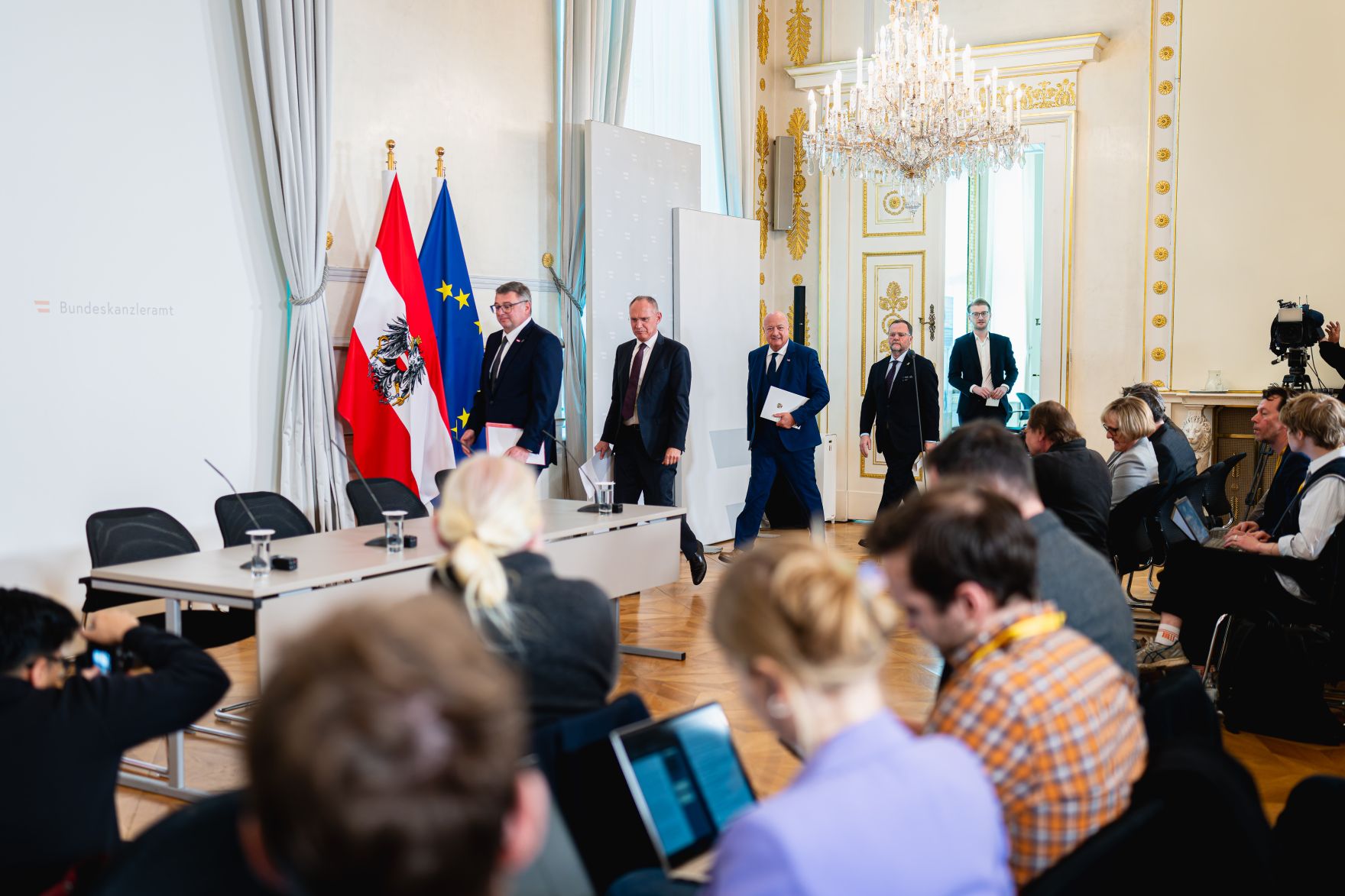 Am 12. M&auml;rz 2025 nahmen (v.l.n.r.) Staatssekret&auml;r J&ouml;rg Leichtfried, Bundesminister Gerhard Karner, Bundeskanzler Christian Stocker und Staatssekret&auml;r Josef Schellhorn am Pressefoyer nach dem Ministerrat teil.