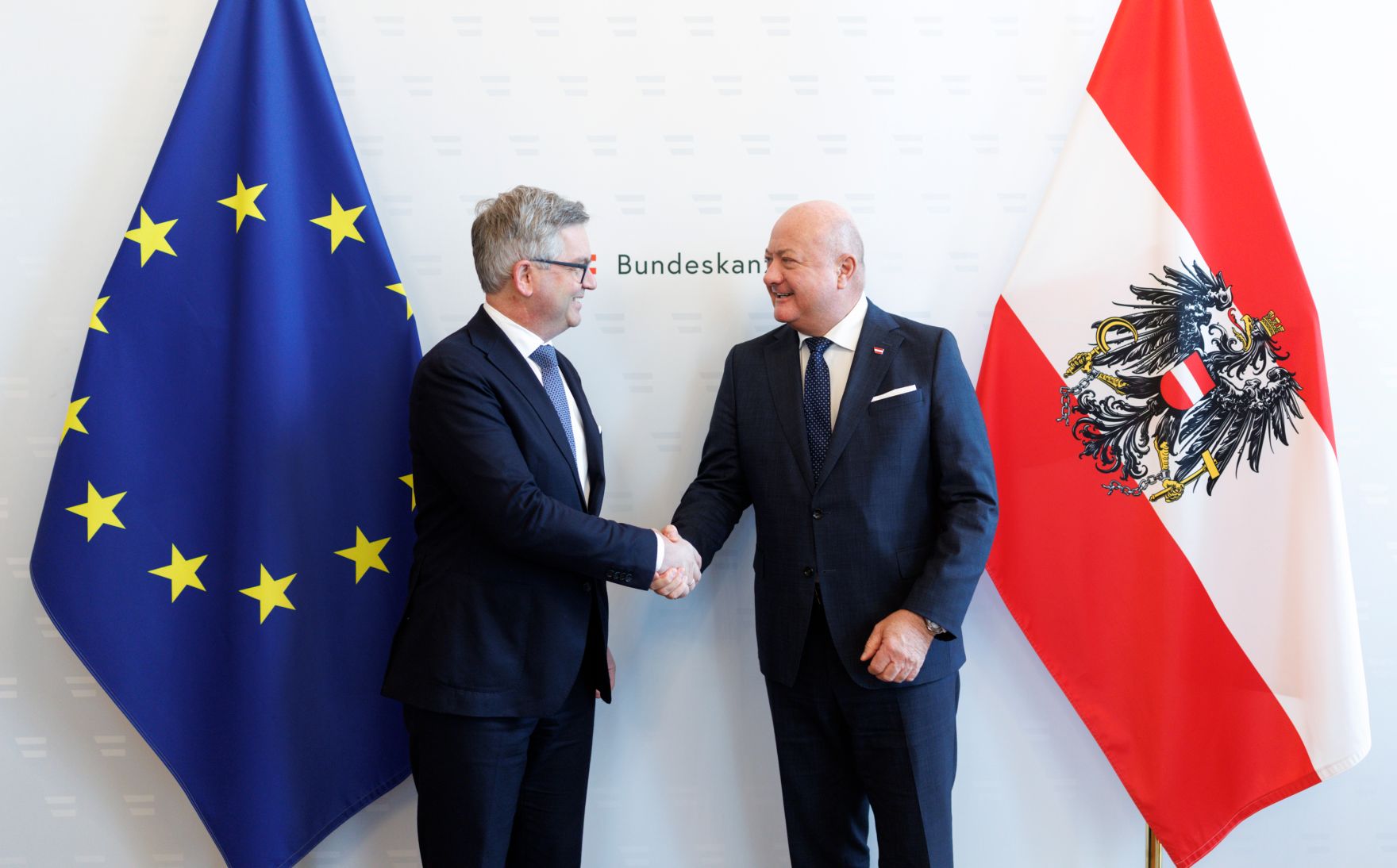 Am 17. M&auml;rz 2025 empfing Bundeskanzler Christian Stocker (r.) den EU-Kommissar f&uuml;r Inneres und Migration Magnus Brunner (l.) zu einem Gespr&auml;ch.