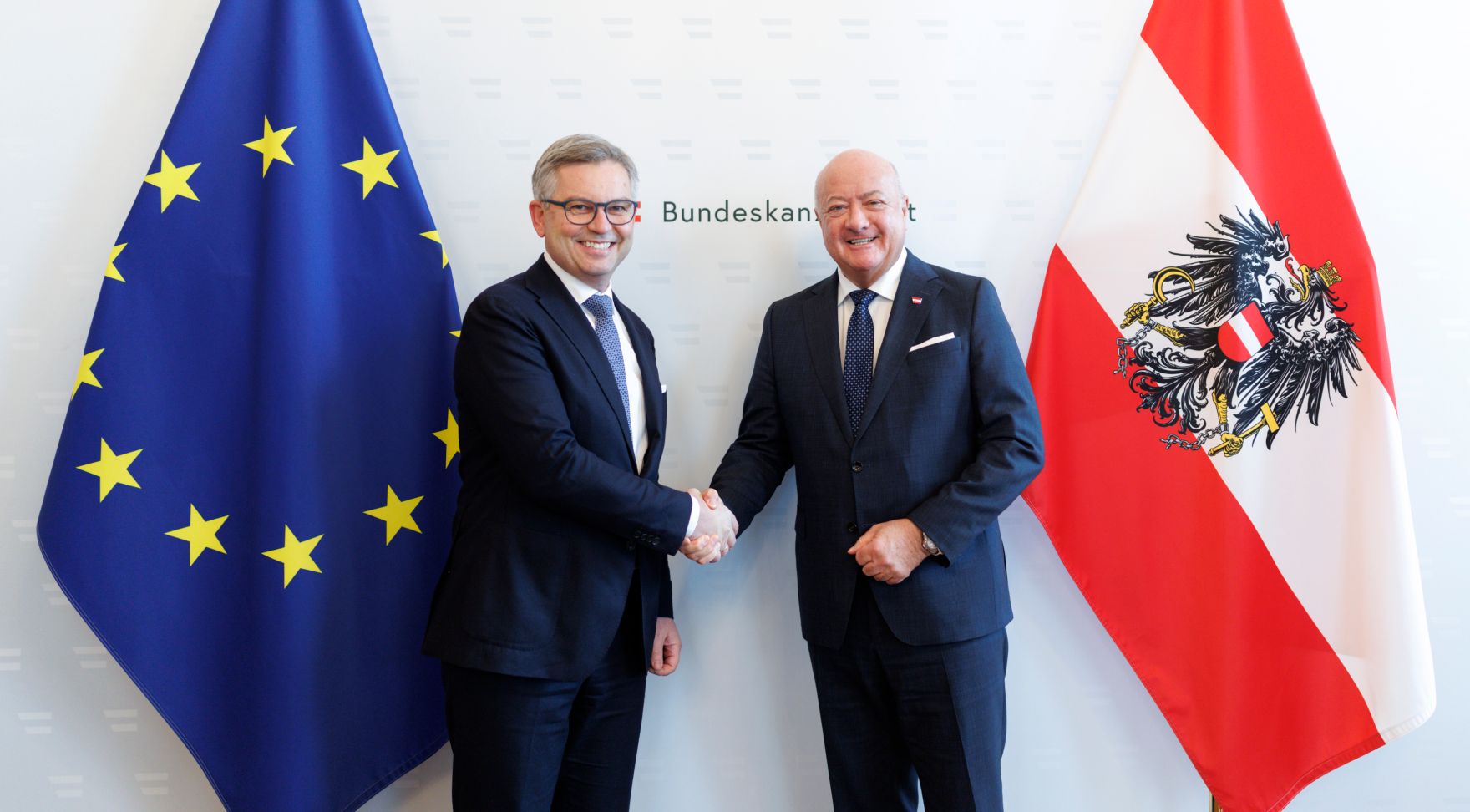 Am 17. M&auml;rz 2025 empfing Bundeskanzler Christian Stocker (r.) den EU-Kommissar f&uuml;r Inneres und Migration Magnus Brunner (l.) zu einem Gespr&auml;ch.