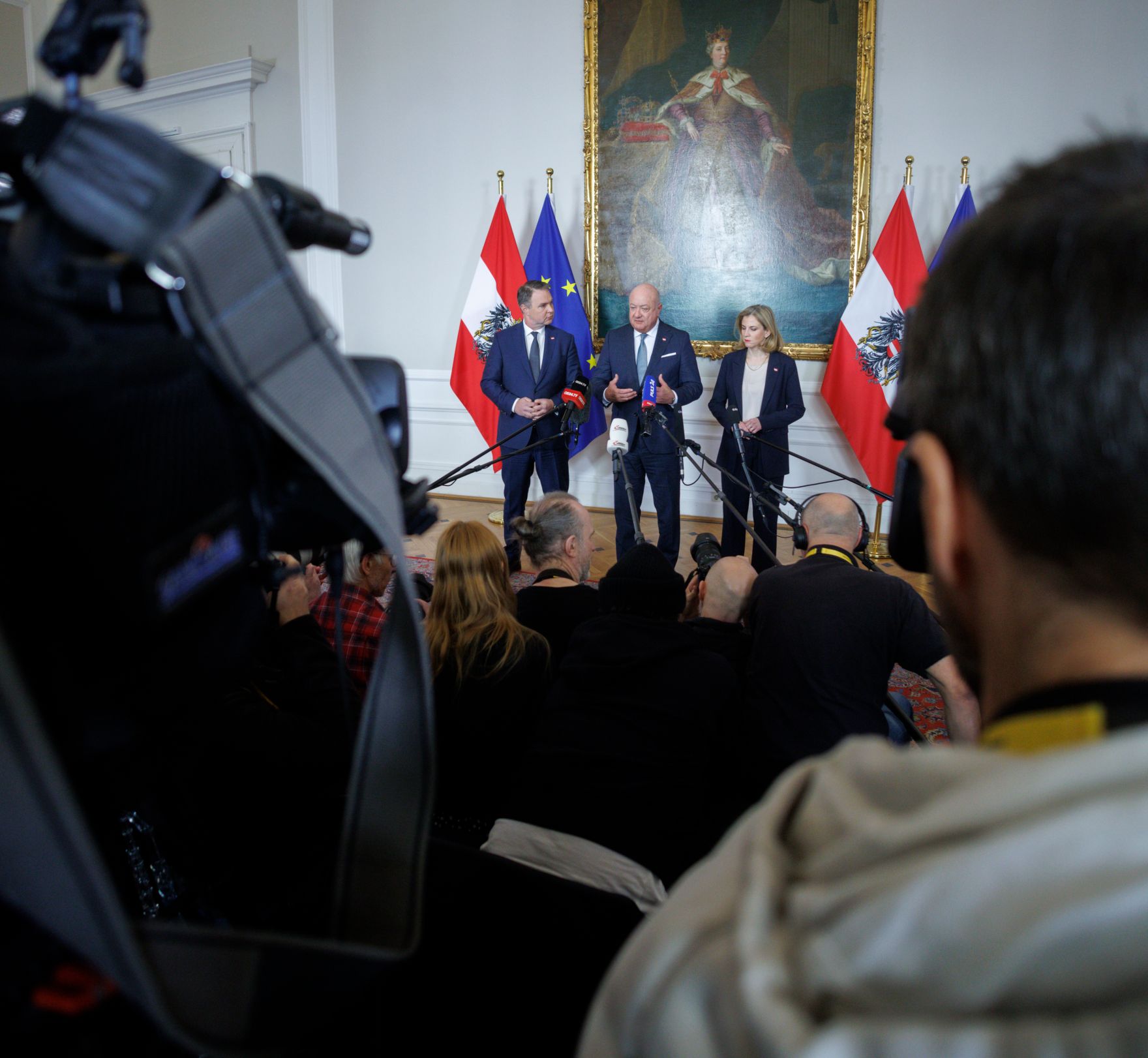 Am 18. M&auml;rz 2025 fand im Bundeskanzleramt die Klausurtagung der Bundesregierung statt. Im Bild Bundeskanzler Christian Stocker (m.), Vizekanzler Andreas Babler (l.) und Bundesministerin Beate Meinl-Reisinger (r.) beim Doorstep.
