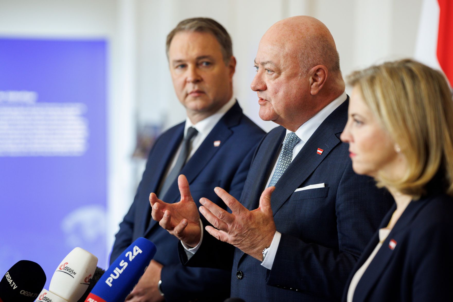 Am 18. M&auml;rz 2025 fand im Bundeskanzleramt die Klausurtagung der Bundesregierung statt. Im Bild Bundeskanzler Christian Stocker (m.), Vizekanzler Andreas Babler (l.) und Bundesministerin Beate Meinl-Reisinger (r.) beim Doorstep.