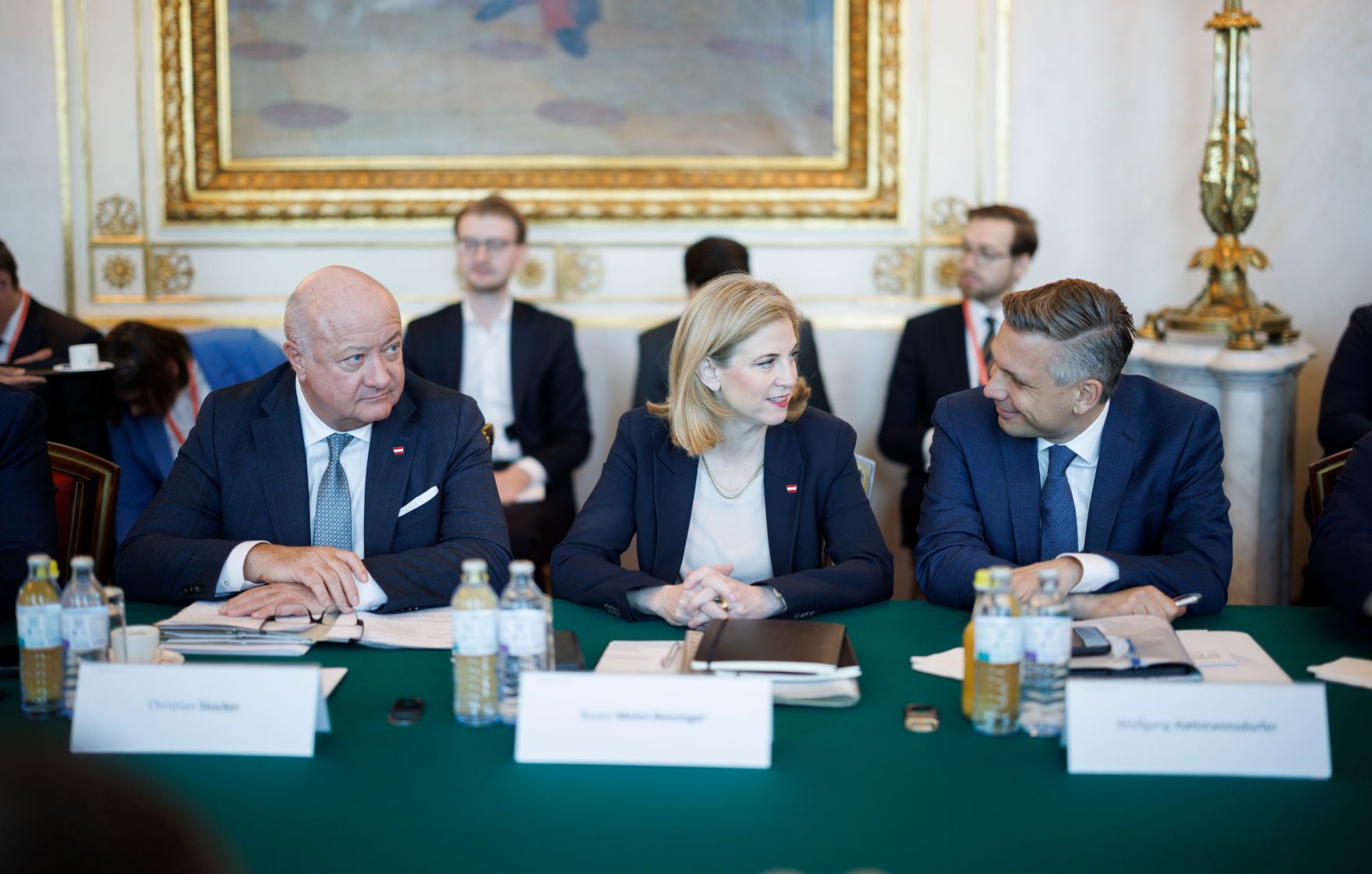 Am 18. M&auml;rz 2025 fand im Bundeskanzleramt die Klausurtagung der Bundesregierung statt. Im Bild Bundeskanzler Christian Stocker (l.), Bundesministerin Beate Meinl-Reisinger (m.) und Bundesminister Wolfgang Hattmannsdorfer (r.).