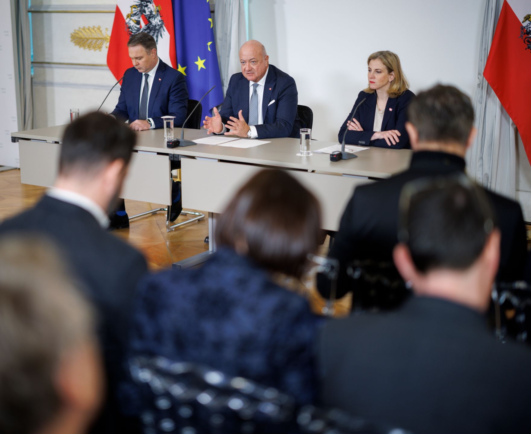 Am 18. M&auml;rz 2025 fand im Bundeskanzleramt die Klausurtagung der Bundesregierung statt. Im Bild Bundeskanzler Christian Stocker (m.), Vizekanzler Andreas Babler (l.) und Bundesministerin Beate Meinl-Reisinger (r.) bei der anschlie&szlig;enden Pressekonferenz.