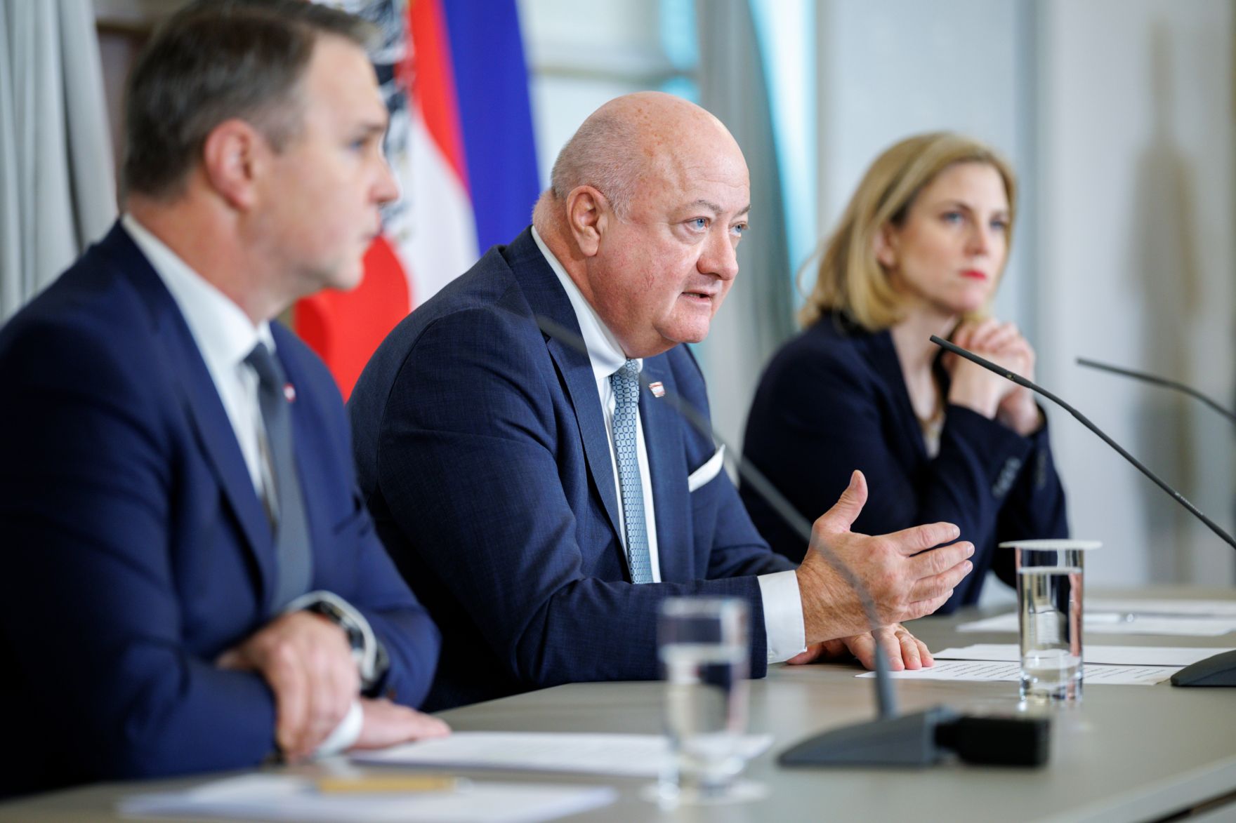 Am 18. M&auml;rz 2025 fand im Bundeskanzleramt die Klausurtagung der Bundesregierung statt. Im Bild Bundeskanzler Christian Stocker (m.), Vizekanzler Andreas Babler (l.) und Bundesministerin Beate Meinl-Reisinger (r.) bei der anschlie&szlig;enden Pressekonferenz.