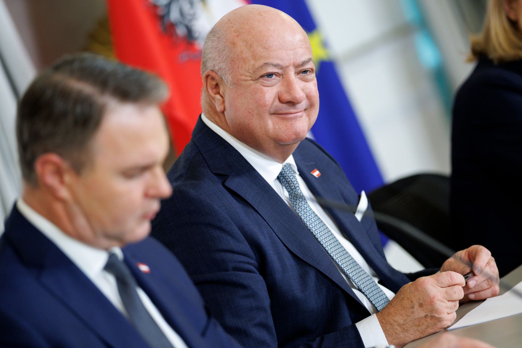 Am 18. M&auml;rz 2025 fand im Bundeskanzleramt die Klausurtagung der Bundesregierung statt. Im Bild Bundeskanzler Christian Stocker (m.) und Vizekanzler Andreas Babler (l.)bei der anschlie&szlig;enden Pressekonferenz.