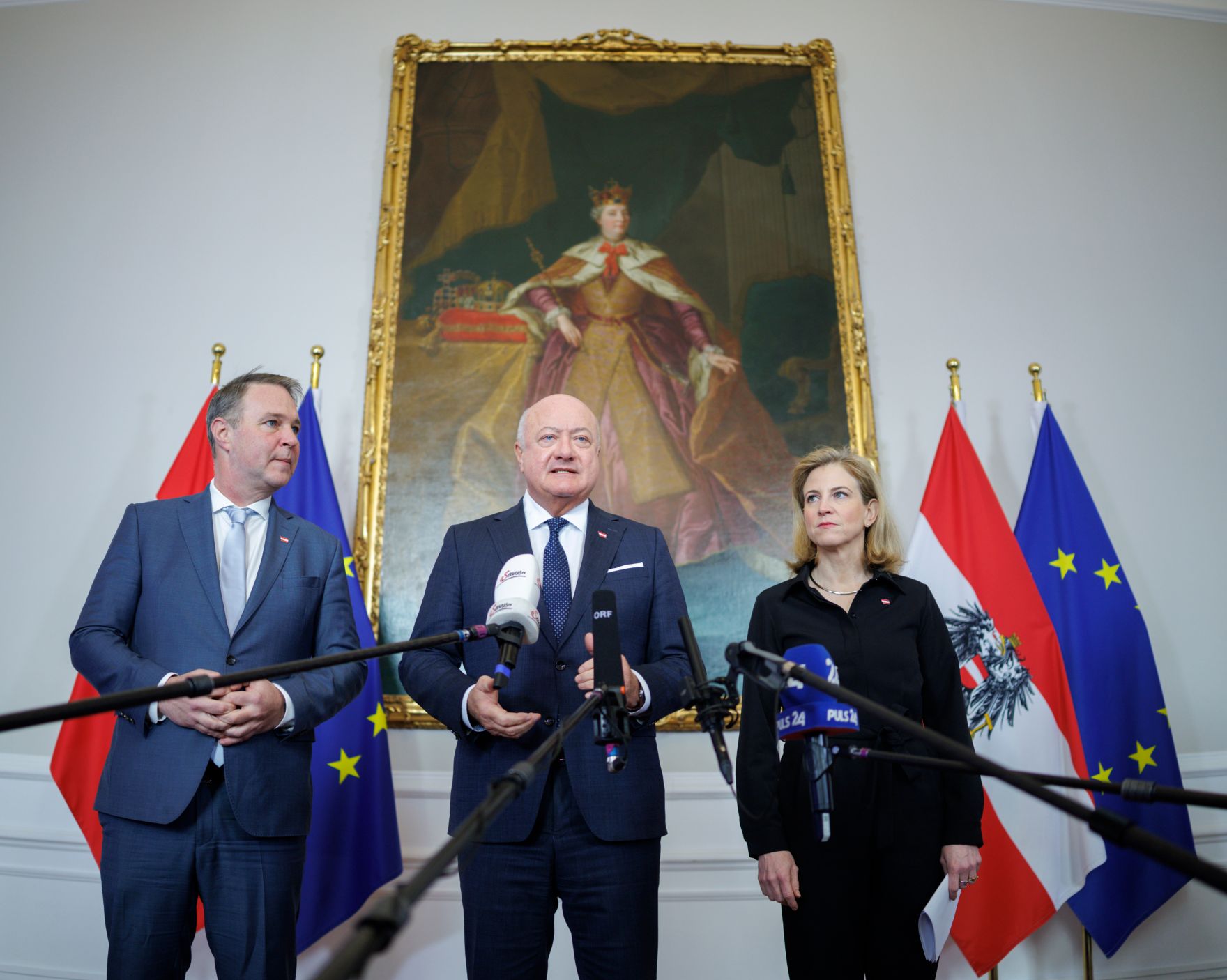 Am 19. M&auml;rz 2025 nahmen Bundeskanzler Christian Stocker (m.), Vizekanzler Andreas Babler (l.) und Bundesministerin Beate Meinl-Reisinger (r.) am Doorstep vor dem Ministerrat teil.