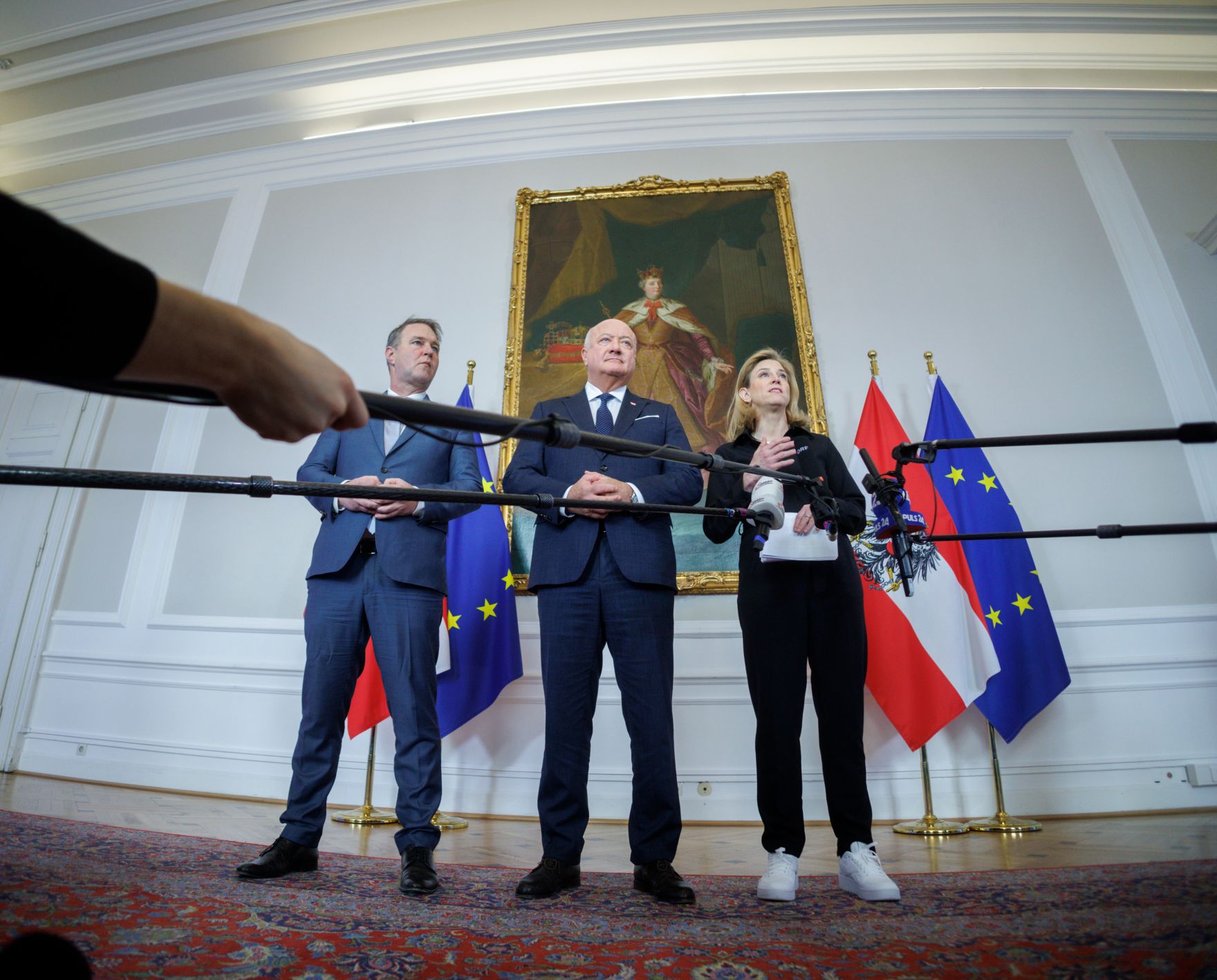 Am 19. M&auml;rz 2025 nahmen Bundeskanzler Christian Stocker (m.), Vizekanzler Andreas Babler (l.) und Bundesministerin Beate Meinl-Reisinger (r.) am Doorstep vor dem Ministerrat teil.