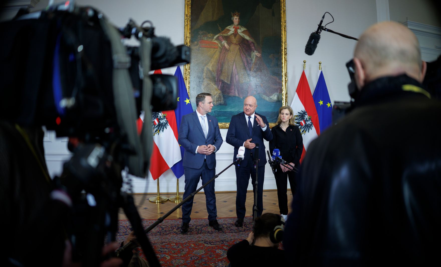 Am 19. M&auml;rz 2025 nahmen Bundeskanzler Christian Stocker (m.), Vizekanzler Andreas Babler (l.) und Bundesministerin Beate Meinl-Reisinger (r.) am Doorstep vor dem Ministerrat teil.