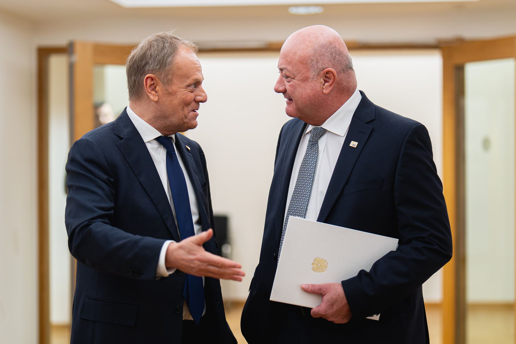 Am 20. M&auml;rz 2025 nahm Bundeskanzler Christian Stocker (l.) an dem Treffen der EU-Staats- und Regierungschefs in Br&uuml;ssel teil. Im Bild bei einem Arbeitsgespr&auml;ch mit dem polnischen Ministerpr&auml;sident Donald Tusk (l.).