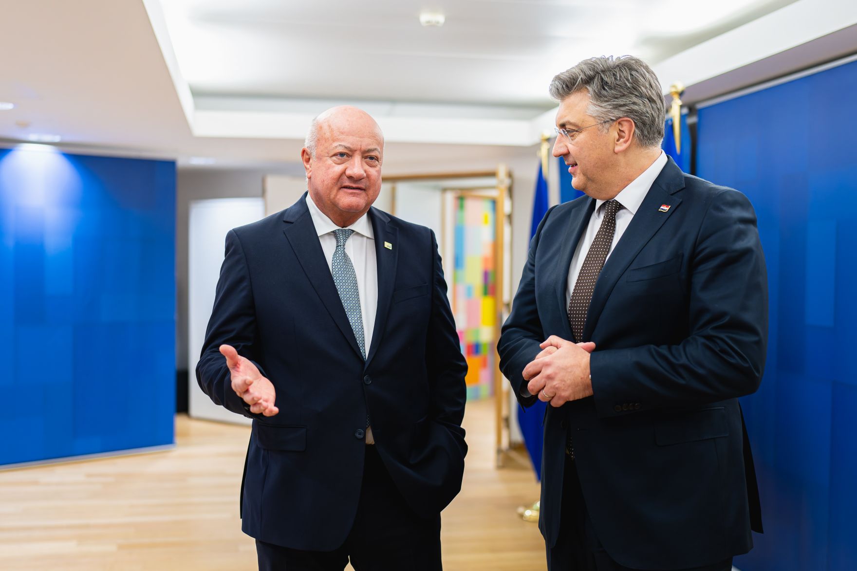 Am 20. M&auml;rz 2025 nahm Bundeskanzler Christian Stocker (l.) an dem Treffen der EU-Staats- und Regierungschefs in Br&uuml;ssel teil. Im Bild bei einem Arbeitsgespr&auml;ch mit dem kroatischen Premierminister Andrej Plenković (r.).