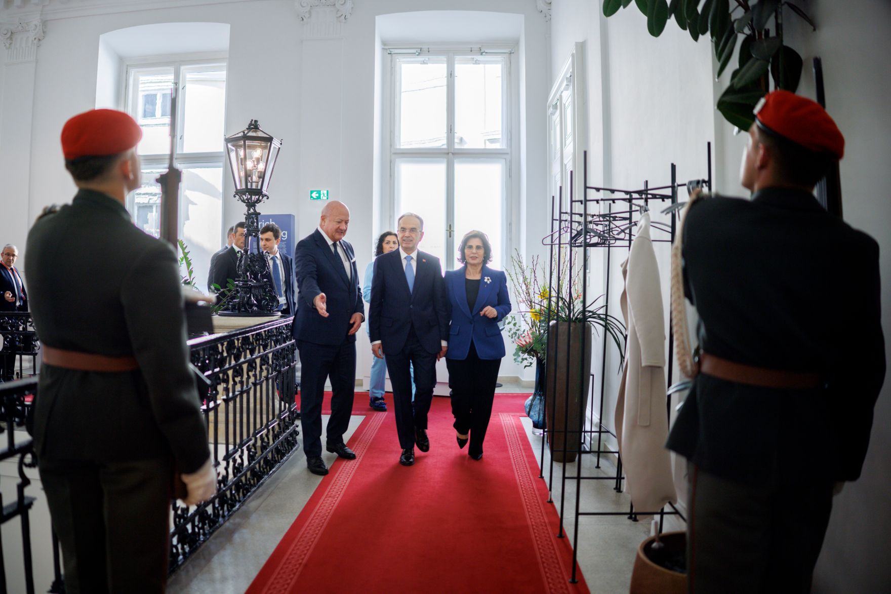 Am 25. M&auml;rz 2025 empfing Bundeskanzler Christian Stocker (l.) den albanischen Pr&auml;sident Bajram Begaj (m.) zu einem Arbeitsgespr&auml;ch.