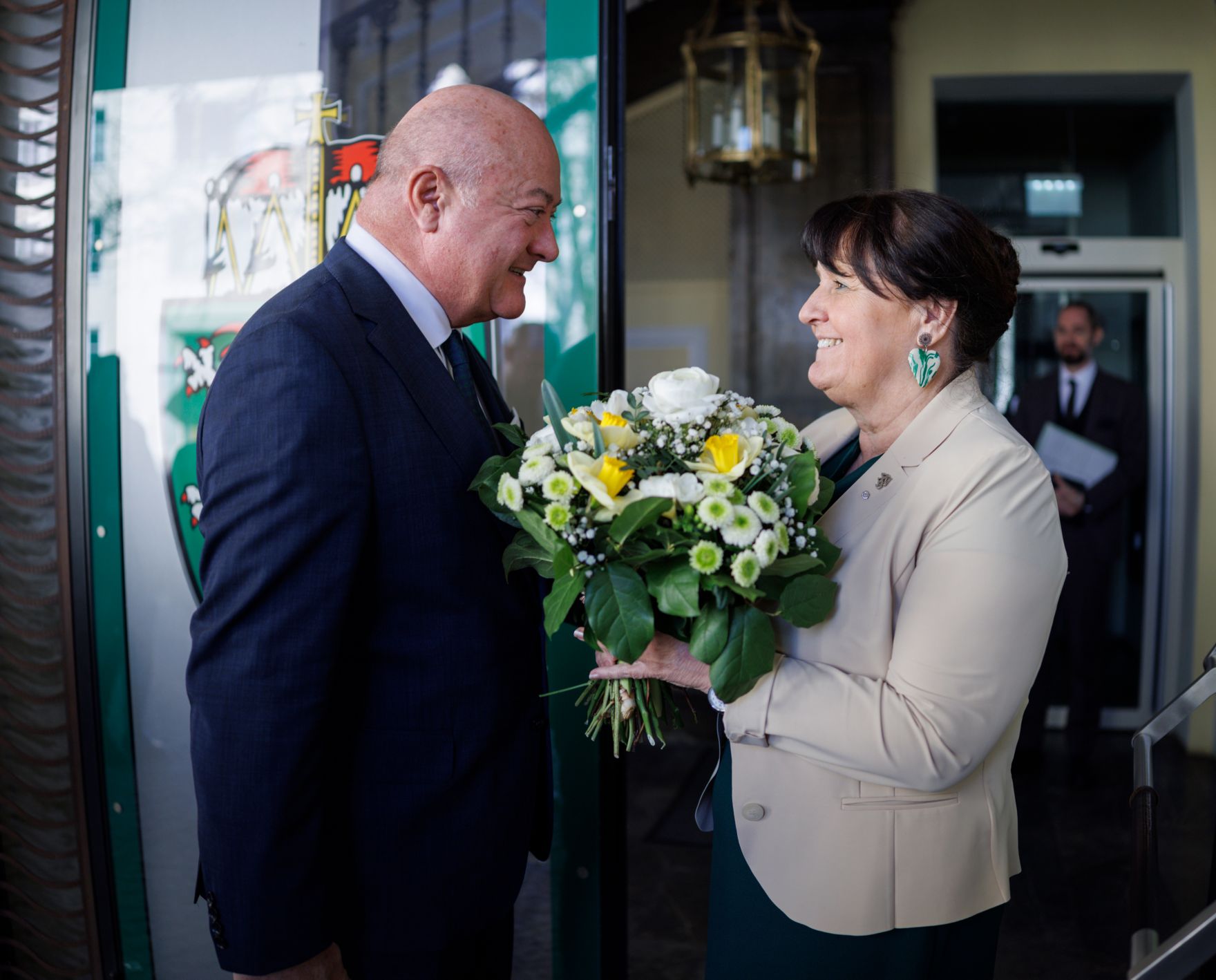 Am 4. April 2025 besuchte Bundeskanzler Christian Stocker (l.) im Rahmen seines Bundesl&auml;ndertags in der Steiermark das Amt der Steierm&auml;rkischen Landesregierung in Graz. Im Bild mit der Landeshauptmann-Stellvertreterin der Steiermark Manuela Khom (r.).