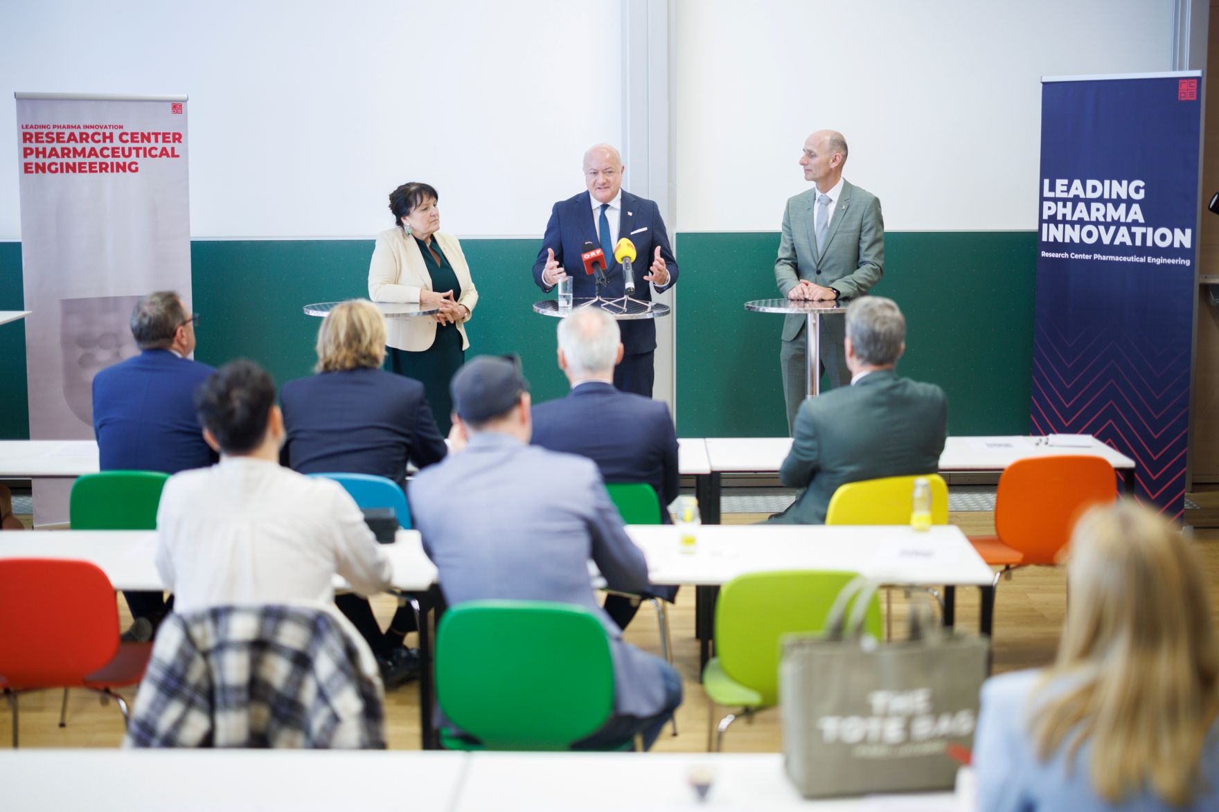 Am 4. April 2025 besuchte Bundeskanzler Christian Stocker (m.) im Rahmen seines Bundesl&auml;ndertags in der Steiermark das RCPE-Forschungszentrum.