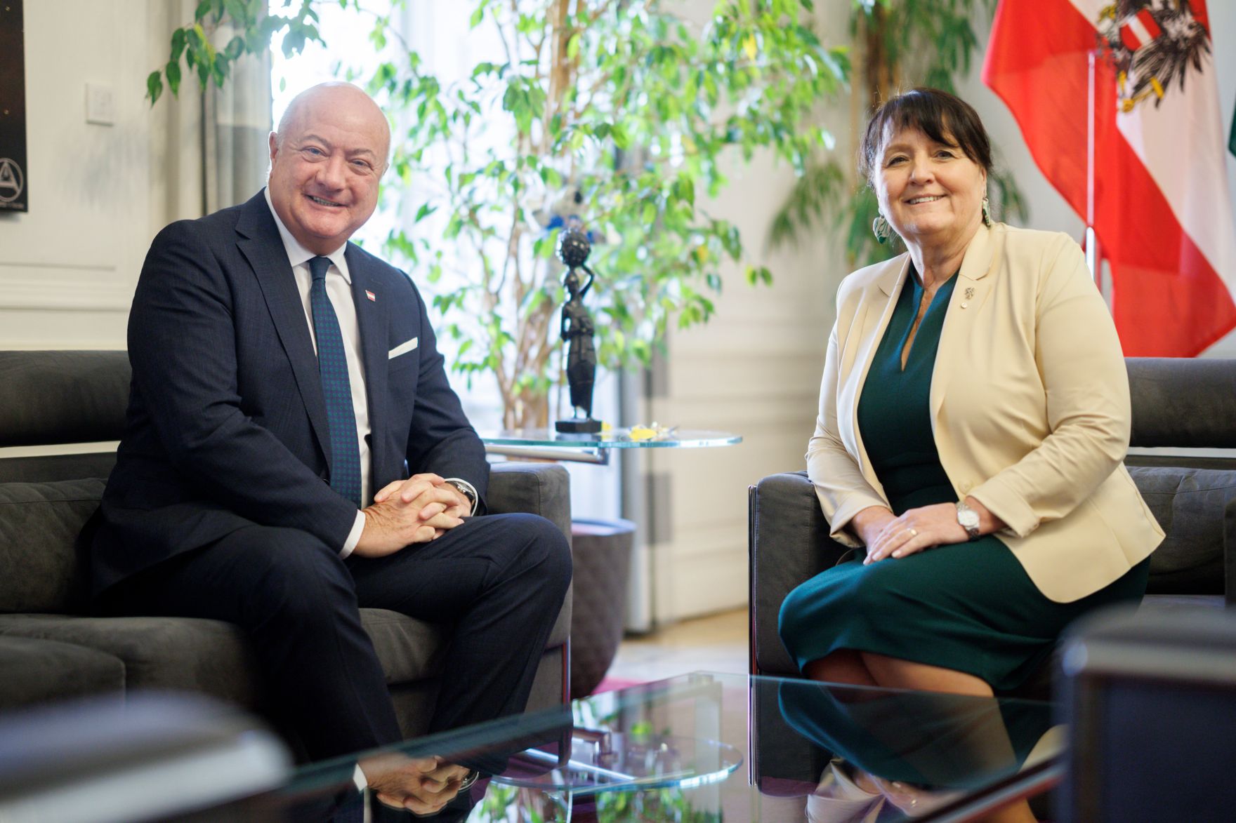 Am 4. April 2025 besuchte Bundeskanzler Christian Stocker (l.) im Rahmen seines Bundesl&auml;ndertags in der Steiermark das Amt der Steierm&auml;rkischen Landesregierung in Graz. Im Bild bei einem Arbeitsgespr&auml;ch mit der Landeshauptmann-Stellvertreterin der Steiermark Manuela Khom (r.).
