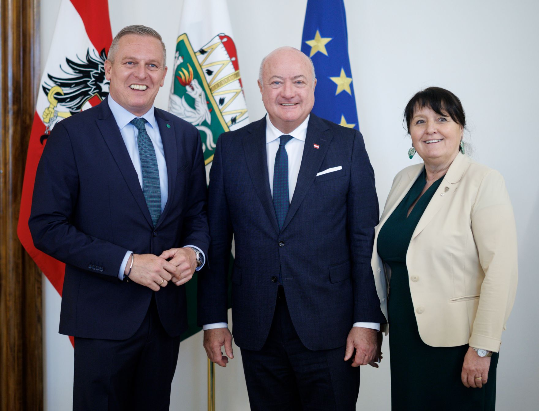 Am 4. April 2025 besuchte Bundeskanzler Christian Stocker (m.) im Rahmen seines Bundesl&auml;ndertags in der Steiermark das Amt der Steierm&auml;rkischen Landesregierung in Graz. Im Bild mit dem Landeshauptmann der Steiermark Mario Kunasek (l.) und der Landeshauptmann-Stellvertreterin der Steiermark Manuela Khom (r.).