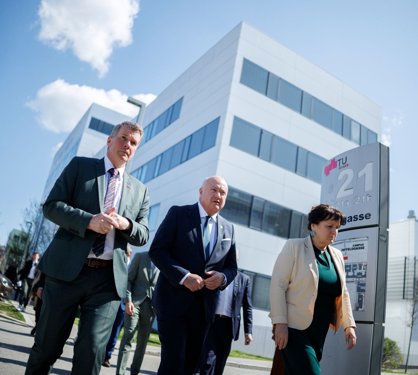 Am 4. April 2025 besuchte Bundeskanzler Christian Stocker (m.) im Rahmen seines Bundesl&auml;ndertags in der Steiermark das RCPE-Forschungszentrum.