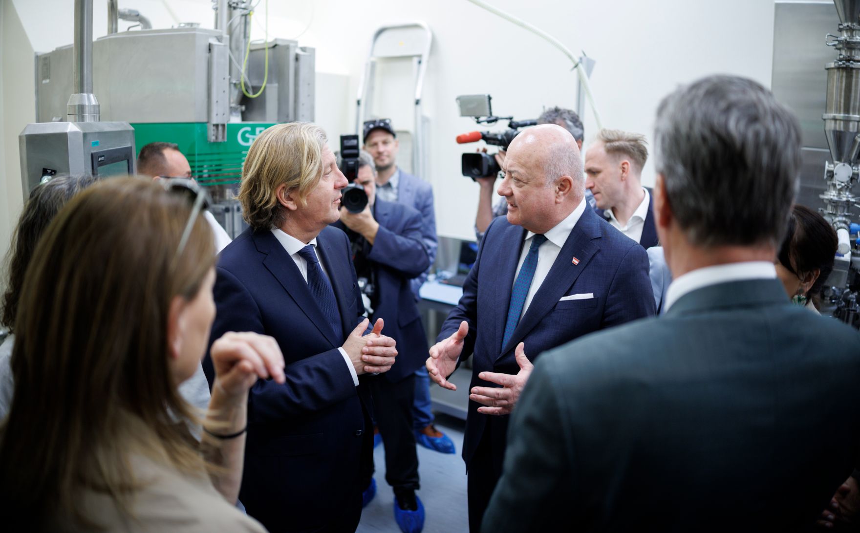 Am 4. April 2025 besuchte Bundeskanzler Christian Stocker (m.r.) im Rahmen seines Bundesl&auml;ndertags in der Steiermark das RCPE-Forschungszentrum.