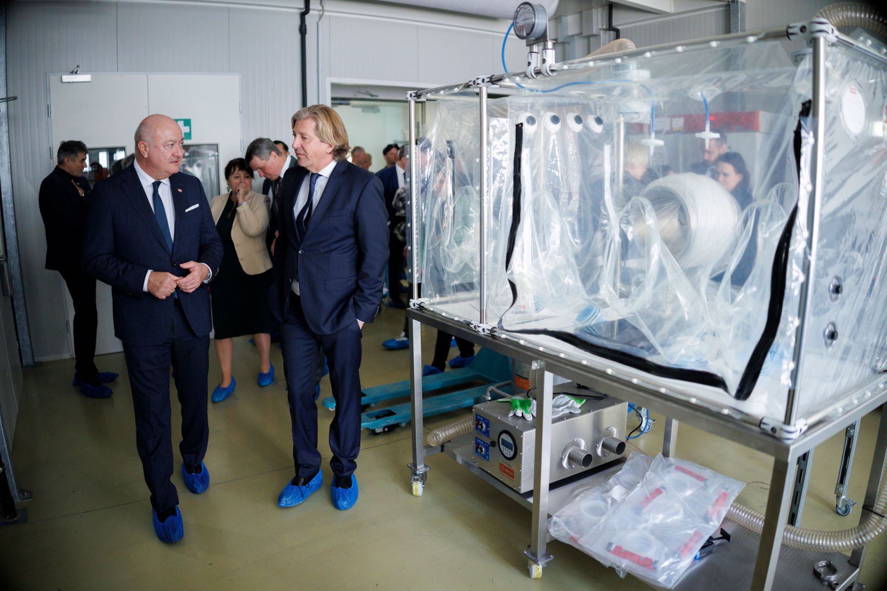 Am 4. April 2025 besuchte Bundeskanzler Christian Stocker (l.) im Rahmen seines Bundesl&auml;ndertags in der Steiermark das RCPE-Forschungszentrum.