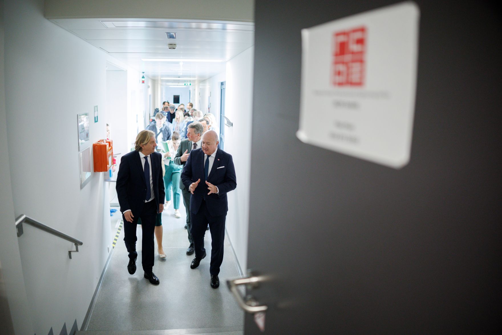 Am 4. April 2025 besuchte Bundeskanzler Christian Stocker (r.) im Rahmen seines Bundesl&auml;ndertags in der Steiermark das RCPE-Forschungszentrum.