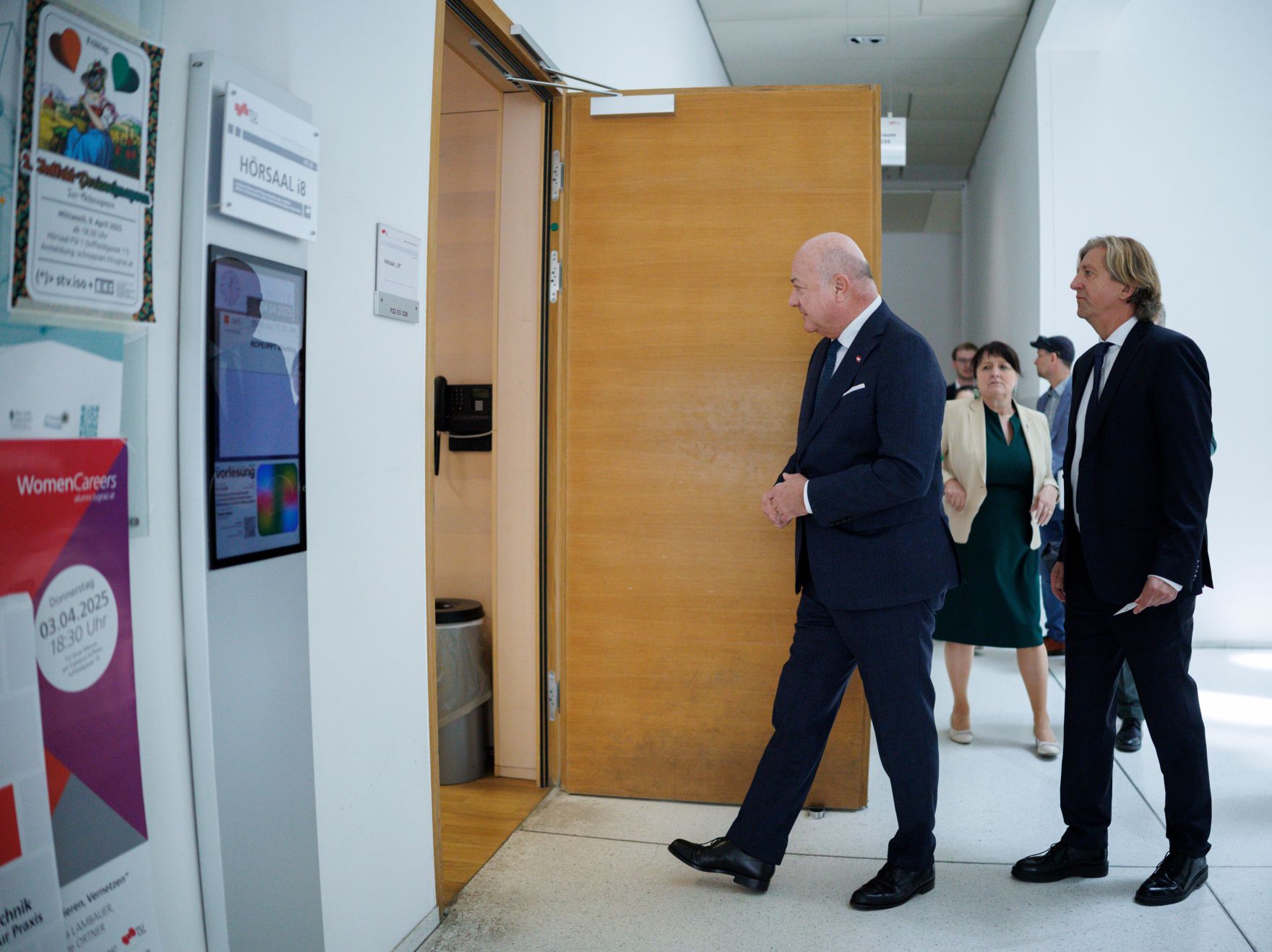 Am 4. April 2025 besuchte Bundeskanzler Christian Stocker (m.) im Rahmen seines Bundesl&auml;ndertags in der Steiermark das RCPE-Forschungszentrum.