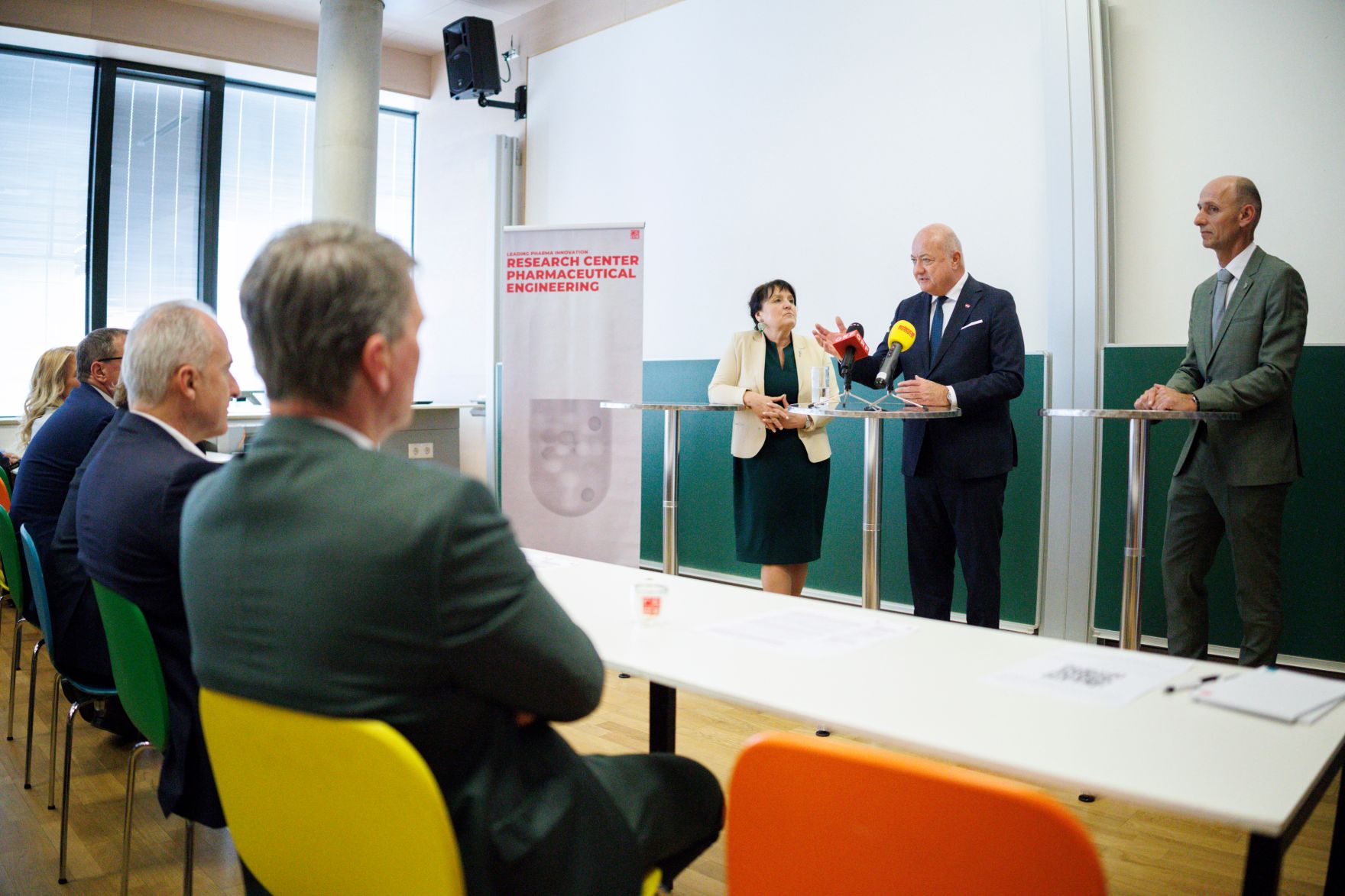 Am 4. April 2025 besuchte Bundeskanzler Christian Stocker (2.v.r.) im Rahmen seines Bundesl&auml;ndertags in der Steiermark das RCPE-Forschungszentrum.