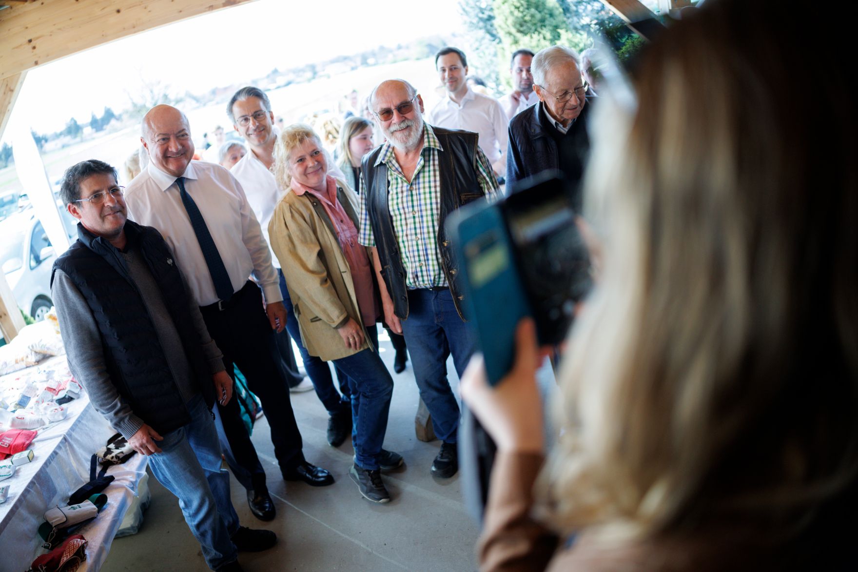 Am 4. April 2025 besuchte Bundeskanzler Christian Stocker (2.v.l.) im Rahmen seines Bundesl&auml;ndertages in der Steiermark den Bauernmarkt Liebenau.