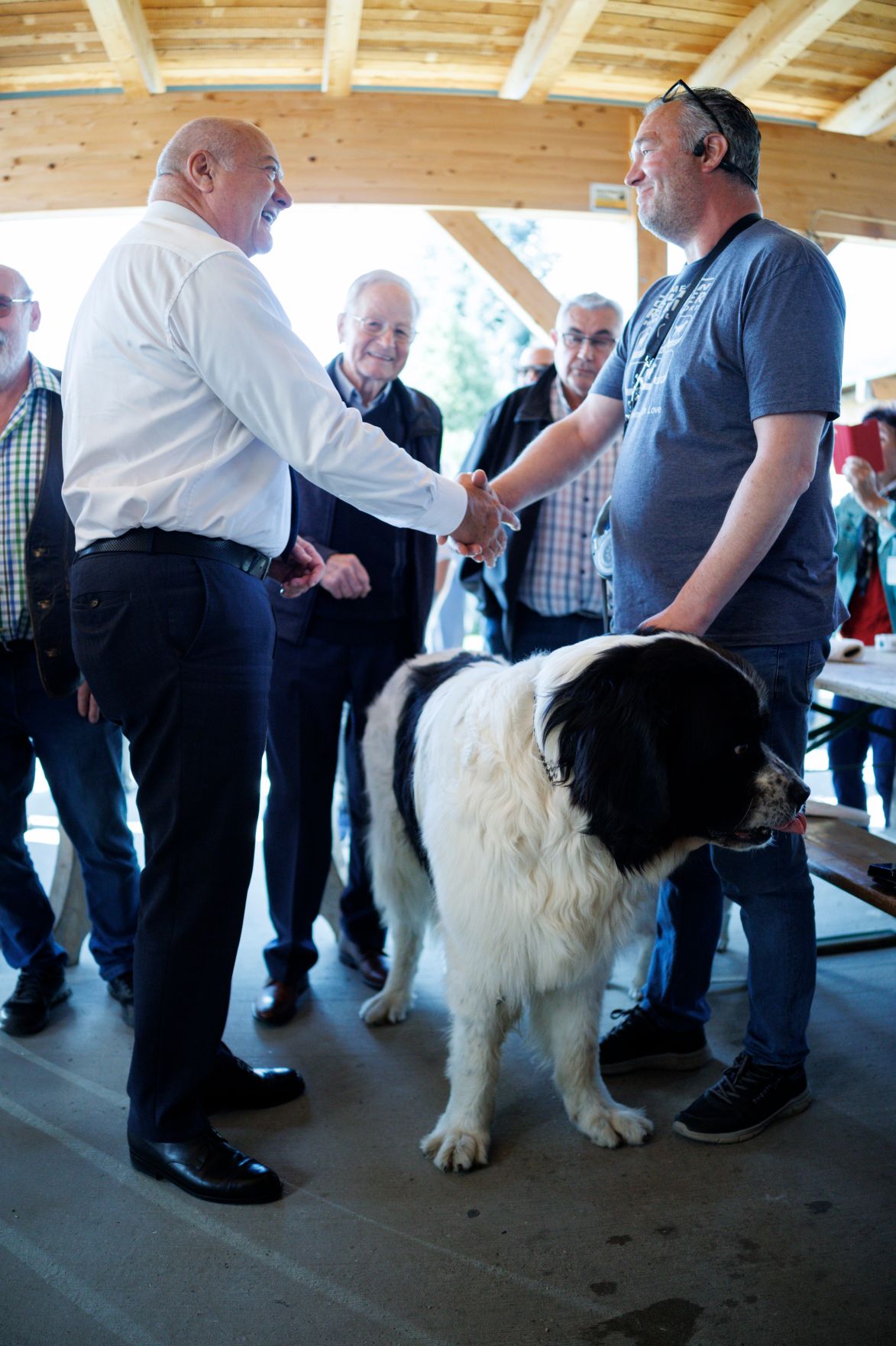 Am 4. April 2025 besuchte Bundeskanzler Christian Stocker (l.) im Rahmen seines Bundesl&auml;ndertages in der Steiermark den Bauernmarkt Liebenau.