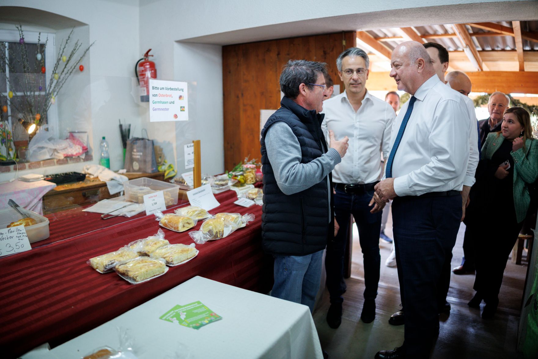 Am 4. April 2025 besuchte Bundeskanzler Christian Stocker (3.v.l.) im Rahmen seines Bundesl&auml;ndertages in der Steiermark den Bauernmarkt Liebenau.