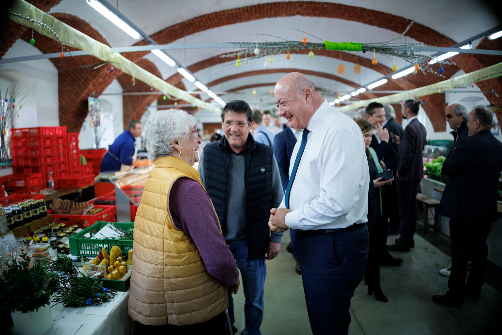Am 4. April 2025 besuchte Bundeskanzler Christian Stocker (m.r.) im Rahmen seines Bundesl&auml;ndertages in der Steiermark den Bauernmarkt Liebenau.