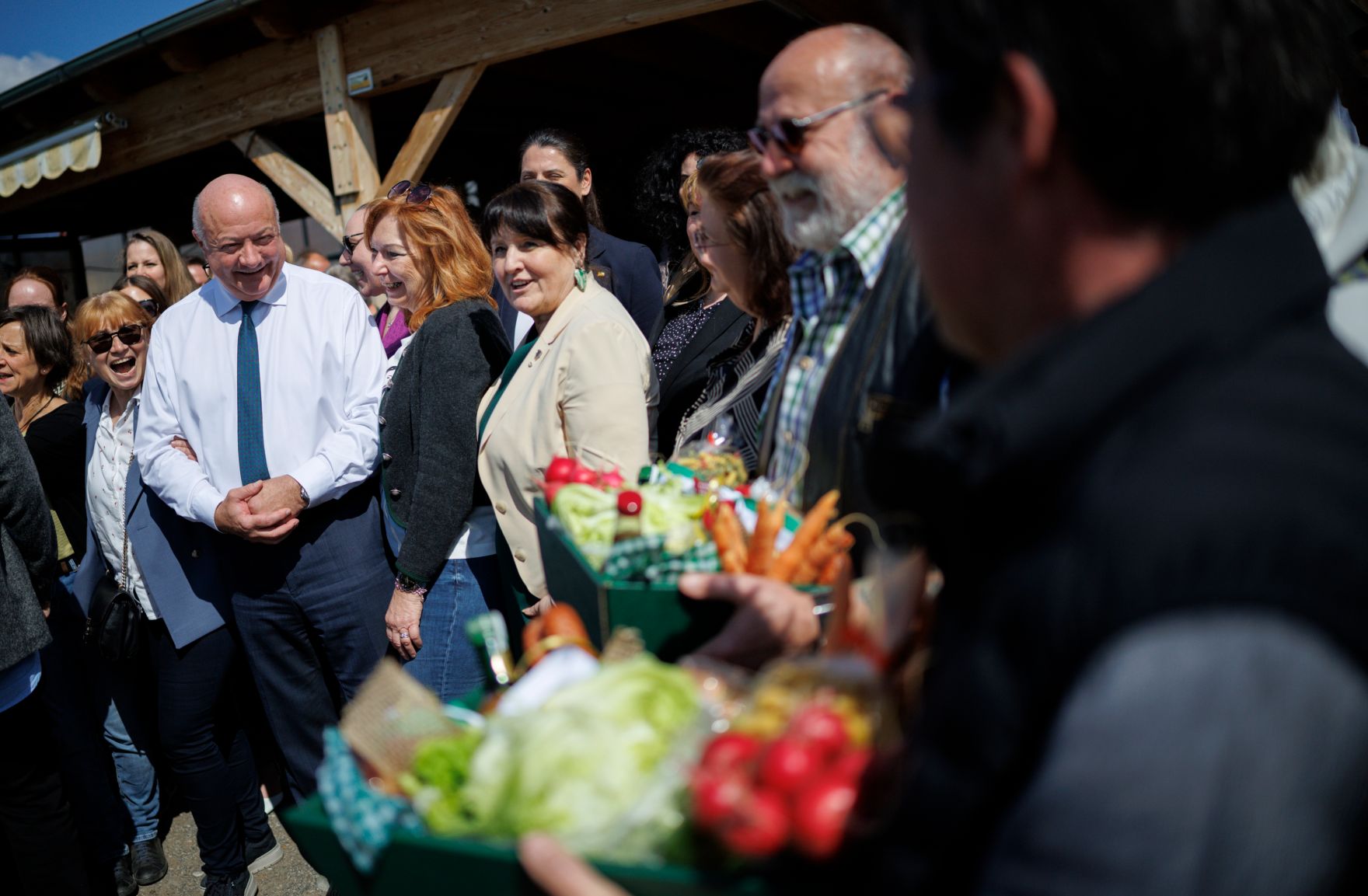 Am 4. April 2025 besuchte Bundeskanzler Christian Stocker (2.v.l.) im Rahmen seines Bundesl&auml;ndertages in der Steiermark den Bauernmarkt Liebenau.