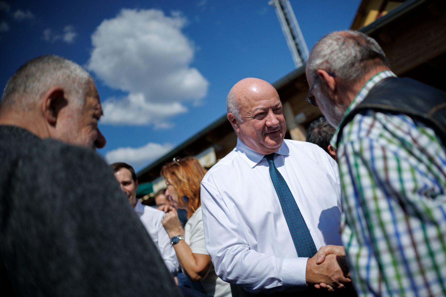 Am 4. April 2025 besuchte Bundeskanzler Christian Stocker (m.) im Rahmen seines Bundesl&auml;ndertages in der Steiermark den Bauernmarkt Liebenau.