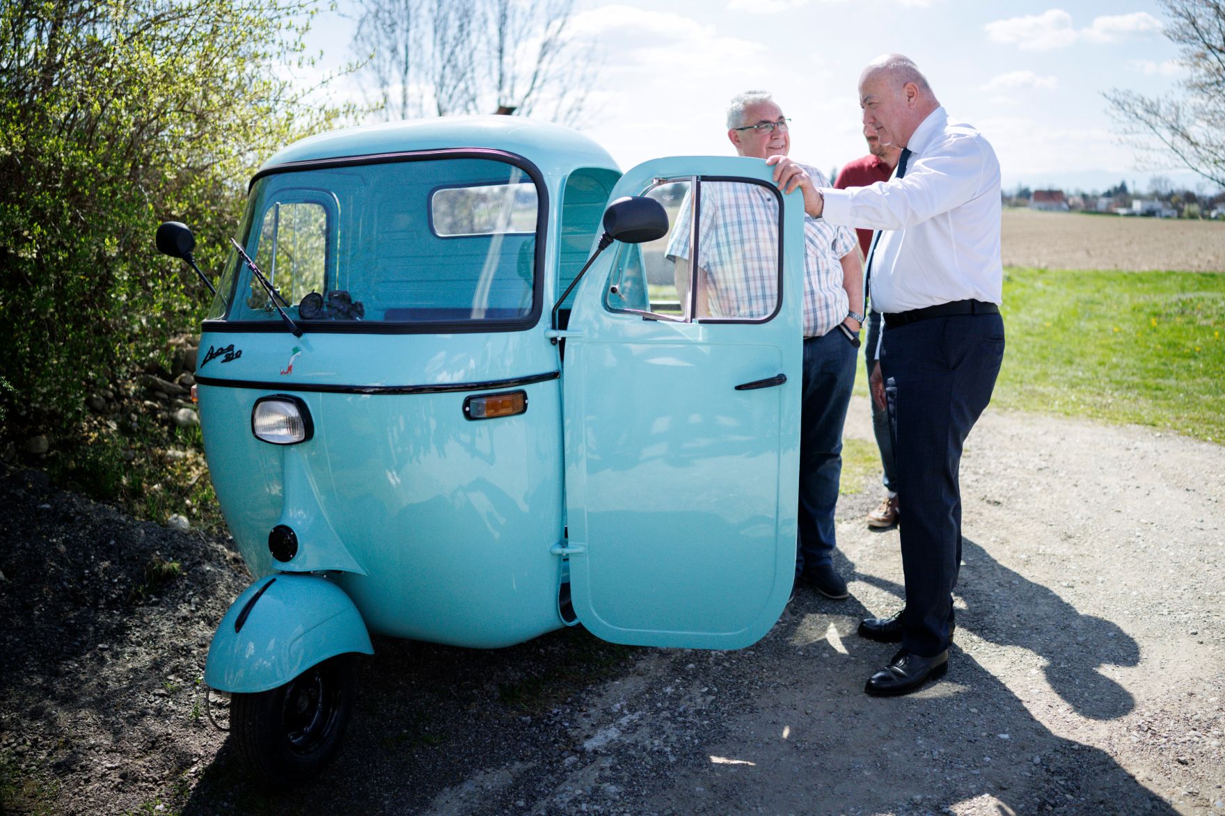Am 4. April 2025 besuchte Bundeskanzler Christian Stocker (r.) im Rahmen seines Bundesl&auml;ndertages in der Steiermark den Bauernmarkt Liebenau.