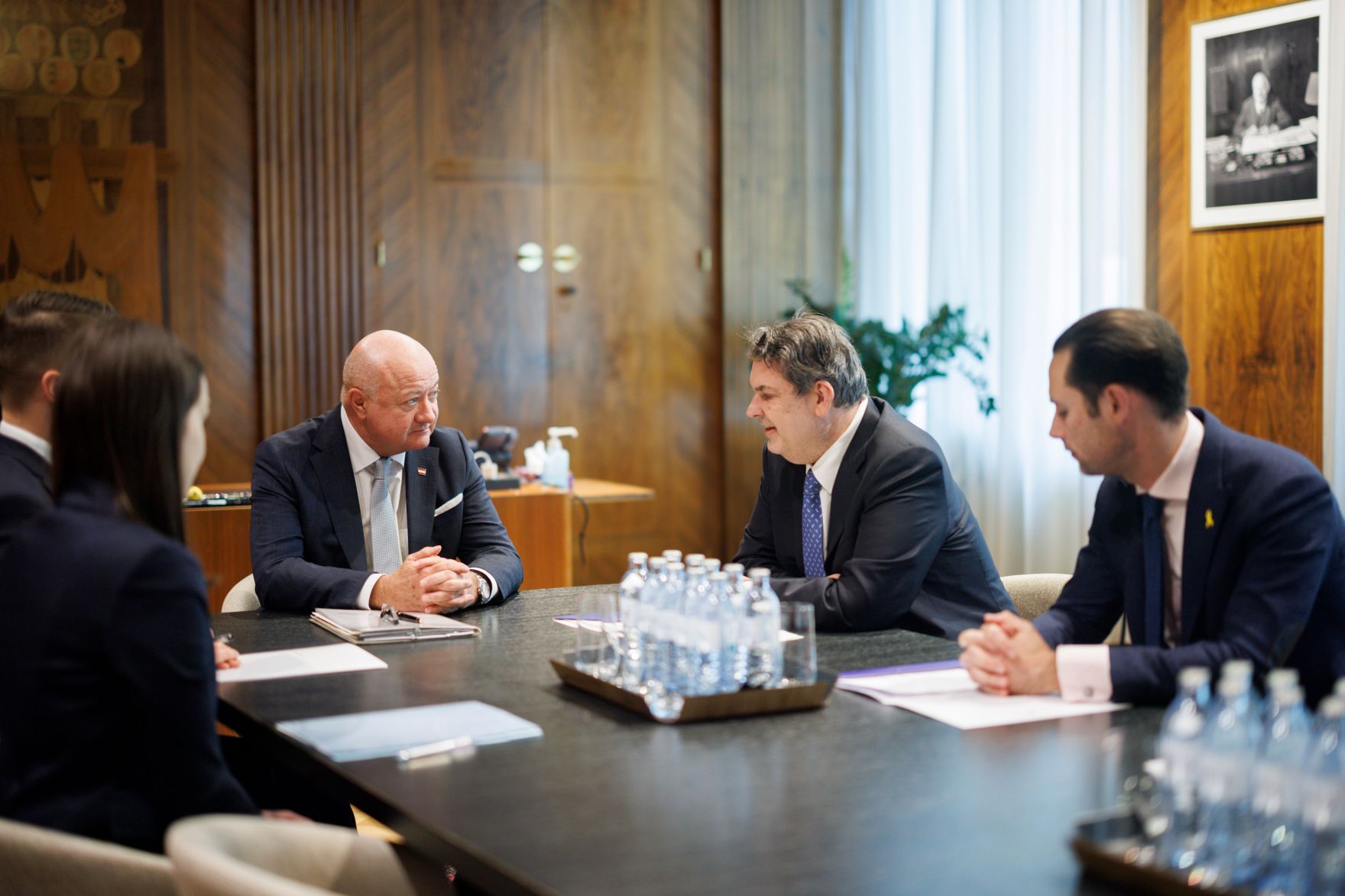 Am 7. April 2025 empfing Bundeskanzler Christian Stocker (m.l.) den IKG-Pr&auml;sidenten Oskar Deutsch (m.r.) zu einem Arbeitsgespr&auml;ch.