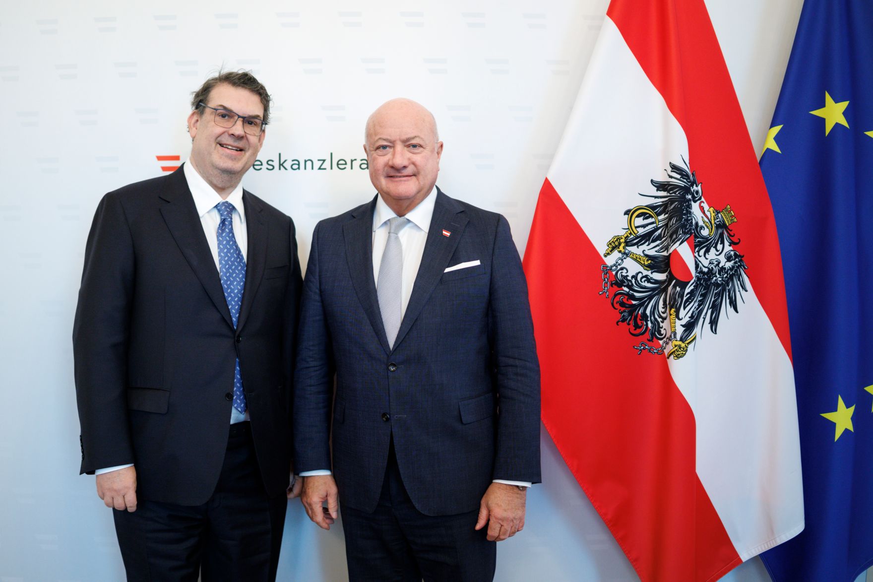Am 7. April 2025 empfing Bundeskanzler Christian Stocker (r.) den IKG-Pr&auml;sidenten Oskar Deutsch (l.) zu einem Arbeitsgespr&auml;ch.