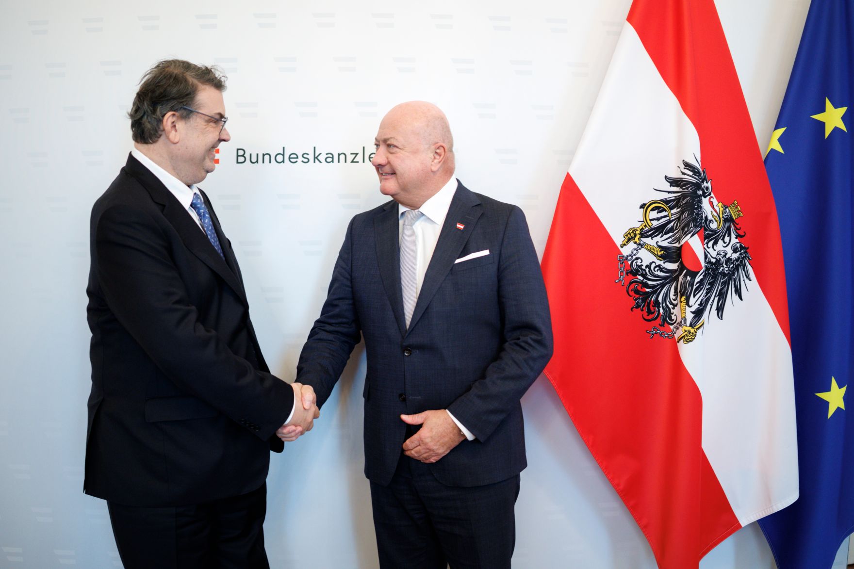 Am 7. April 2025 empfing Bundeskanzler Christian Stocker (r.) den IKG-Pr&auml;sidenten Oskar Deutsch (l.) zu einem Arbeitsgespr&auml;ch.