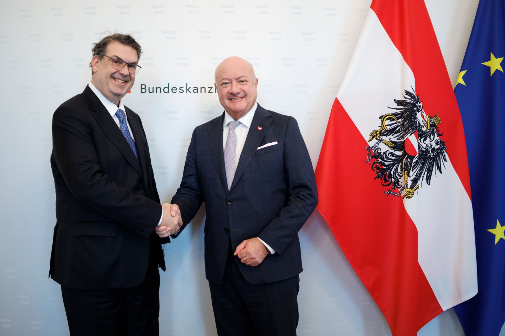 Am 7. April 2025 empfing Bundeskanzler Christian Stocker (r.) den IKG-Pr&auml;sidenten Oskar Deutsch (l.) zu einem Arbeitsgespr&auml;ch.