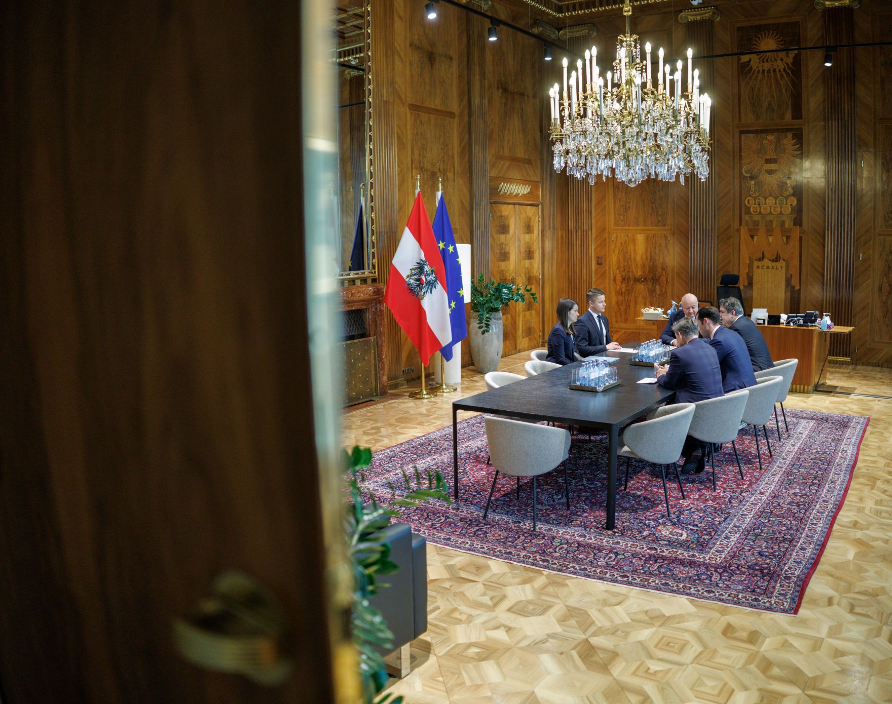 Am 7. April 2025 empfing Bundeskanzler Christian Stocker den IKG-Pr&auml;sidenten Oskar Deutsch zu einem Arbeitsgespr&auml;ch.