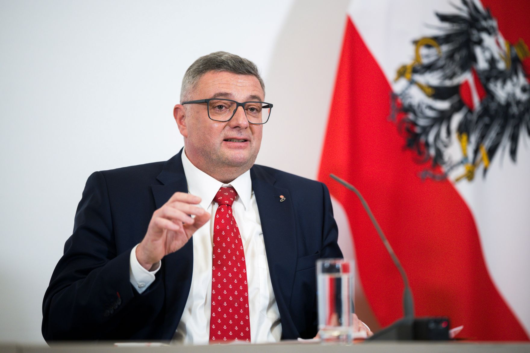 Am 8. April 2025 fand im Bundeskanzleramt die Klausurtagung der Bundesregierung statt. Im Bild Staatssekret&auml;r J&ouml;rg Leichtfried beim Pressebriefing.