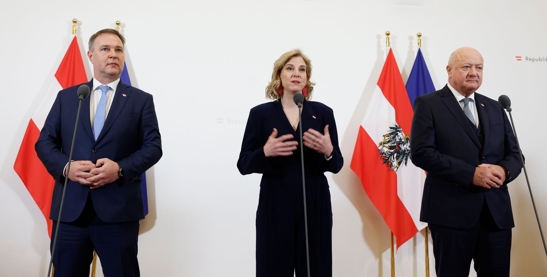 Am 8. April 2025 fand im Bundeskanzleramt die Klausurtagung der Bundesregierung statt. Im Bild Bundeskanzler Christian Stocker (r.), Vizekanzler Andreas Babler (l.) und Bundesministerin Beate Meinl-Reisinger (m.) beim Doorstep.