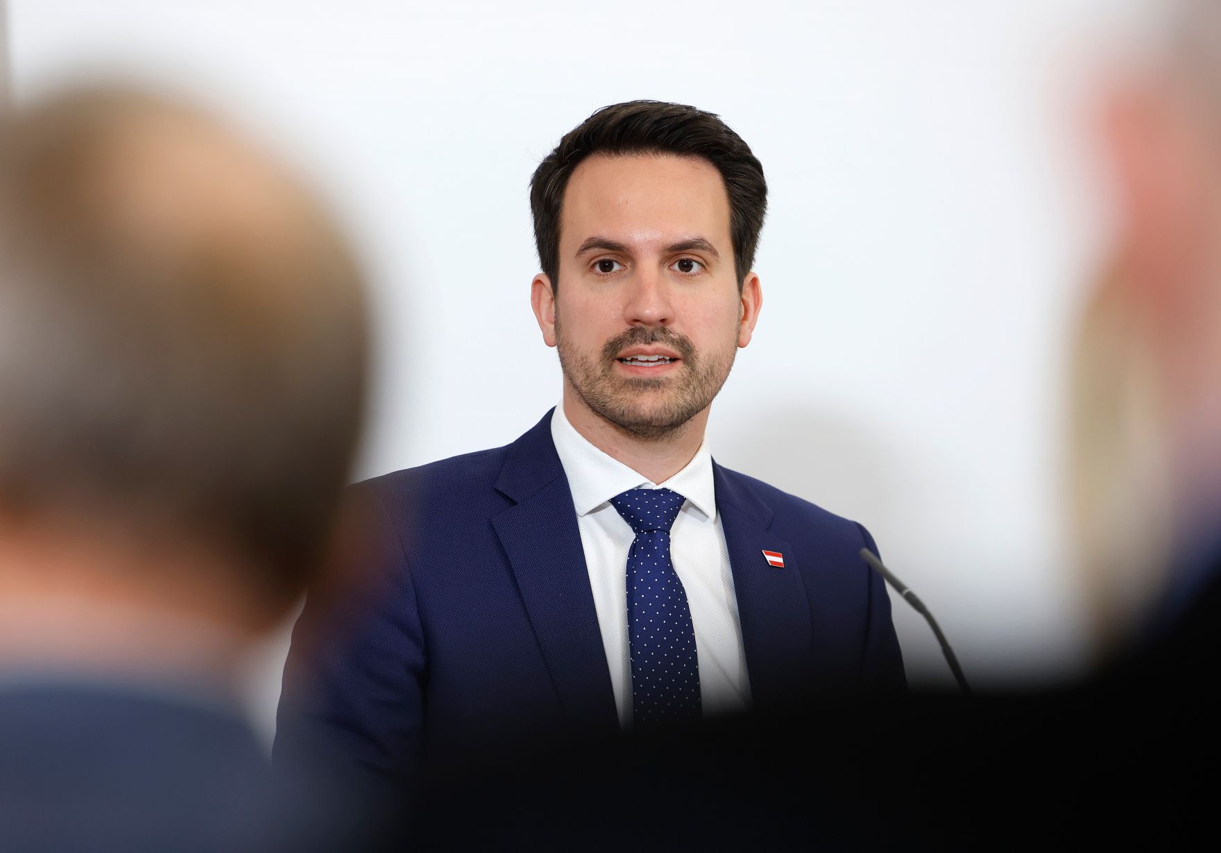 Am 9. April 2025 fand im Bundeskanzleramt die Klausurtagung der Bundesregierung statt. Im Bild Bundesminister Christoph Wiederkehr beim Pressebriefing.