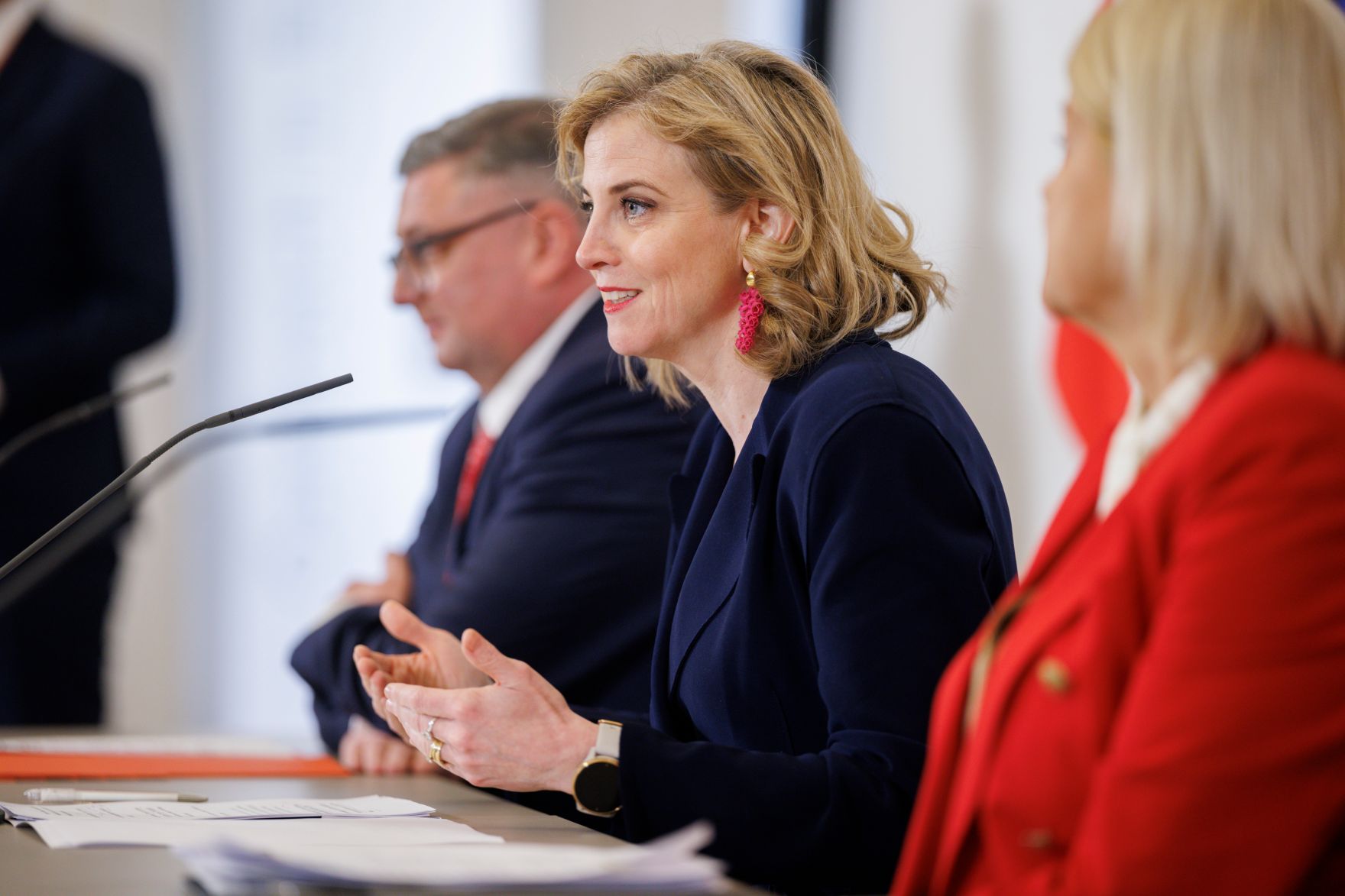 Am 8. April 2025 fand im Bundeskanzleramt die Klausurtagung der Bundesregierung statt. Im Bild (v.l.n.r.) Staatssekret&auml;r J&ouml;rg Leichtfried, Bundesministerin Beate Meinl-Reisinger und Bundesministerin Klaudia Tanner beim Pressebriefing.