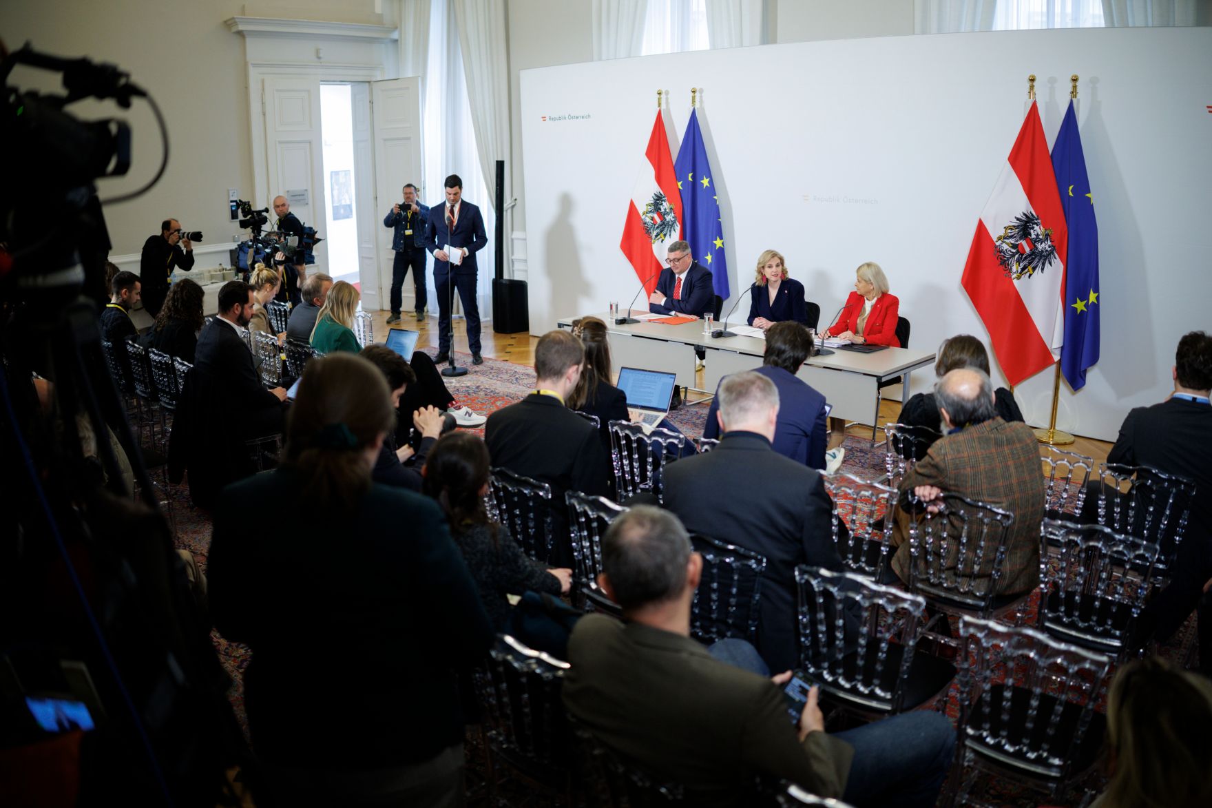 Am 8. April 2025 fand im Bundeskanzleramt die Klausurtagung der Bundesregierung statt. Im Bild (v.l.n.r.) Staatssekret&auml;r J&ouml;rg Leichtfried, Bundesministerin Beate Meinl-Reisinger und Bundesministerin Klaudia Tanner beim Pressebriefing.