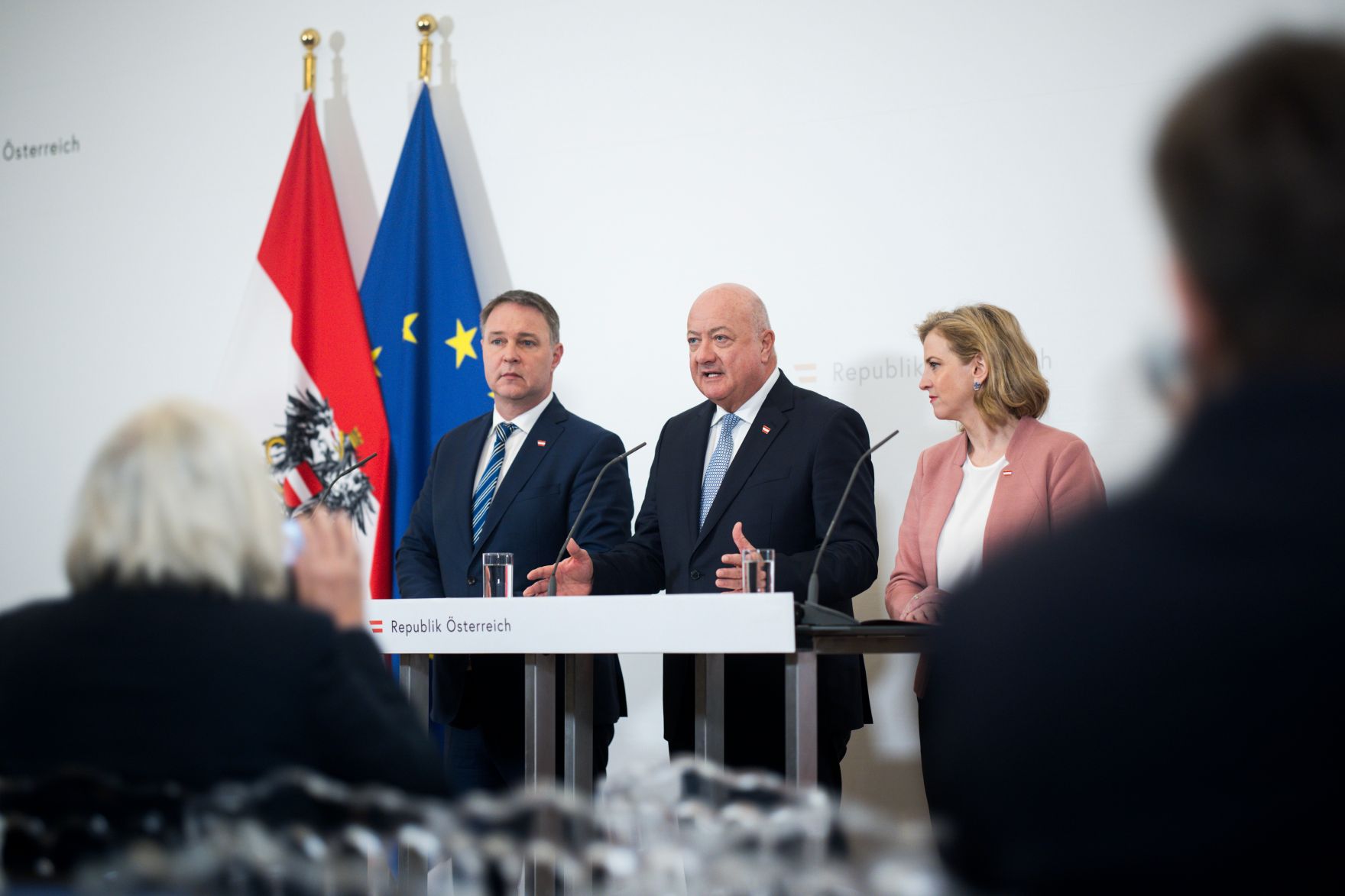 Am 9. April 2025 nahmen Bundeskanzler Christian Stocker (m.), Vizekanzler Andreas Babler (l.) und Bundesministerin Beate Meinl-Reisinger (r.) am Pressefoyer nach dem Ministerrat teil.