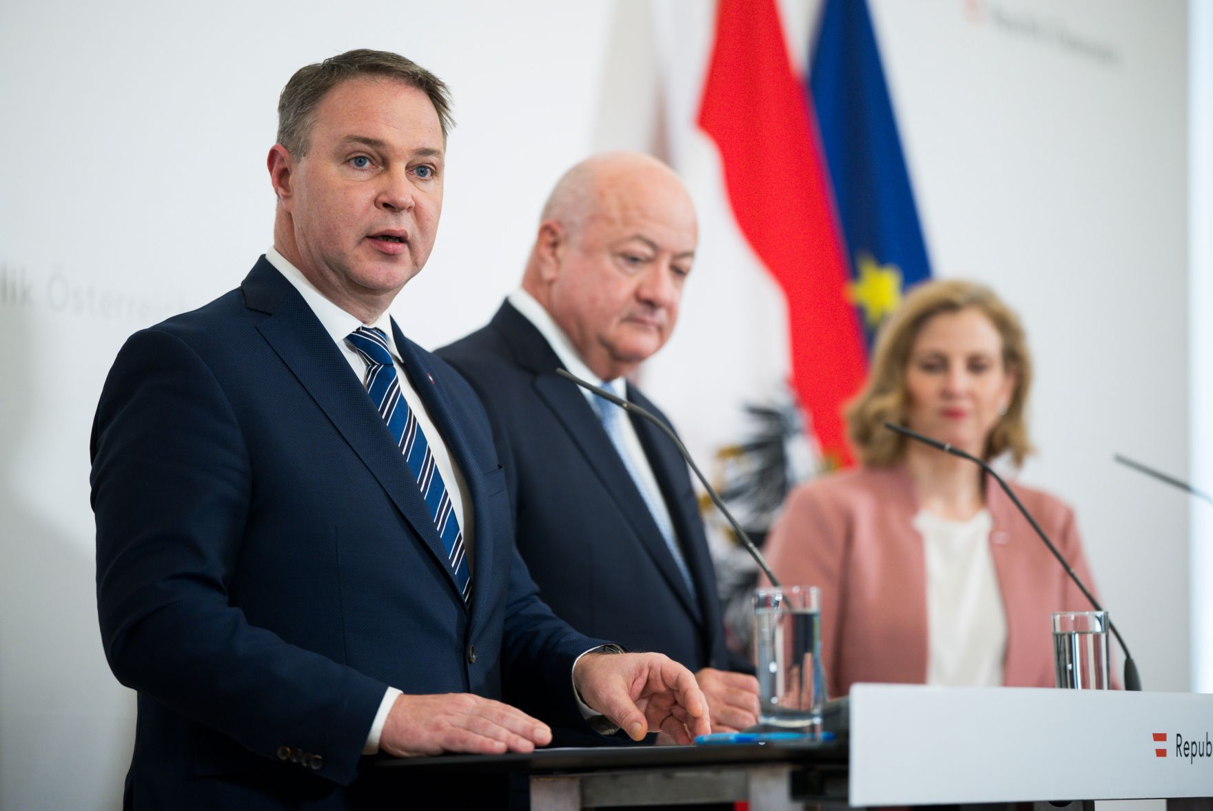 Am 9. April 2025 nahmen Bundeskanzler Christian Stocker (m.), Vizekanzler Andreas Babler (.) und Bundesministerin Beate Meinl-Reisinger (r.) am Pressefoyer nach dem Ministerrat teil.
